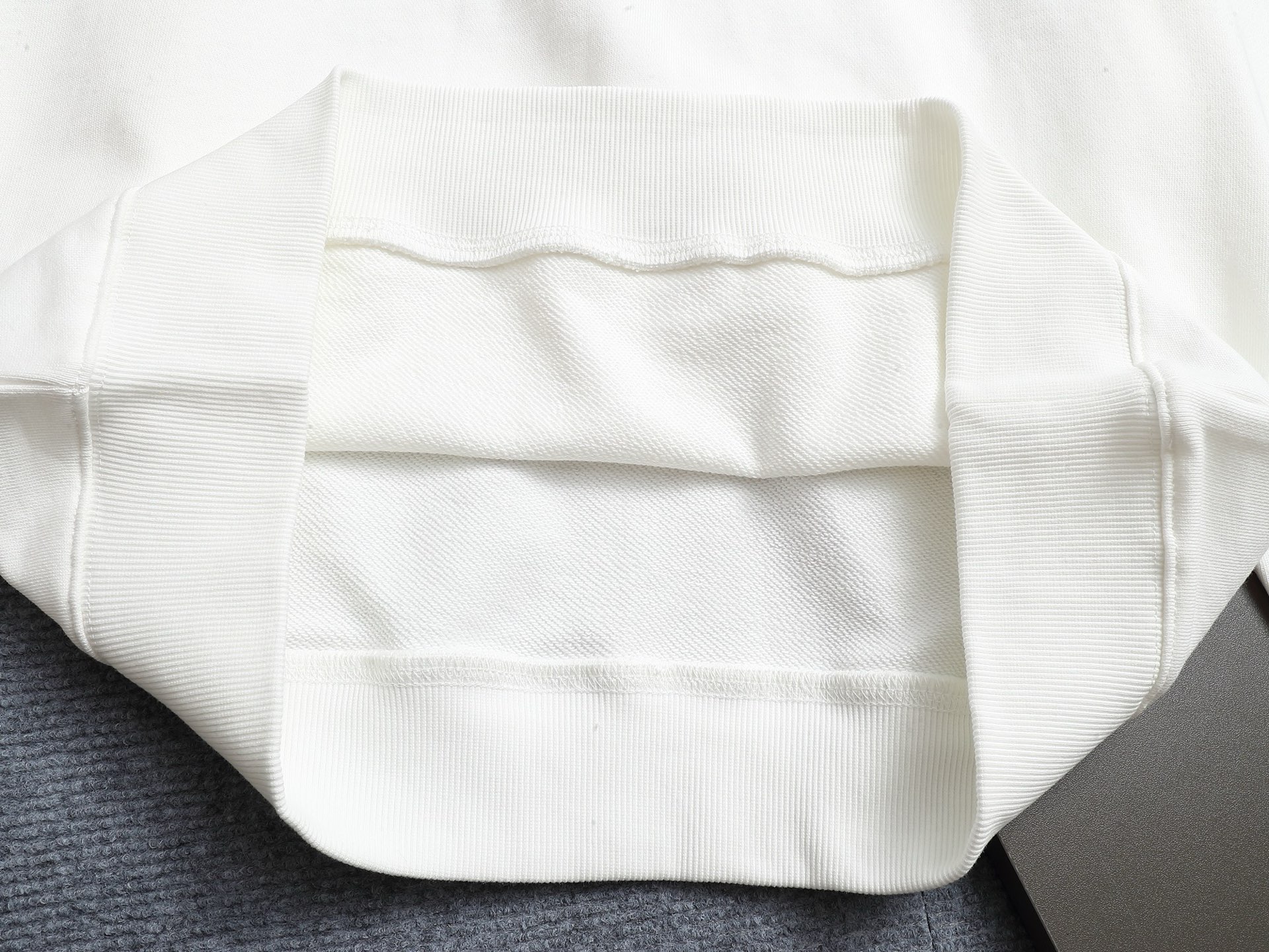 
Chrome hearts ch克罗心十字架马蹄LOGO
万针刺绣工艺圆领卫衣
版型大 宽松有型区别低