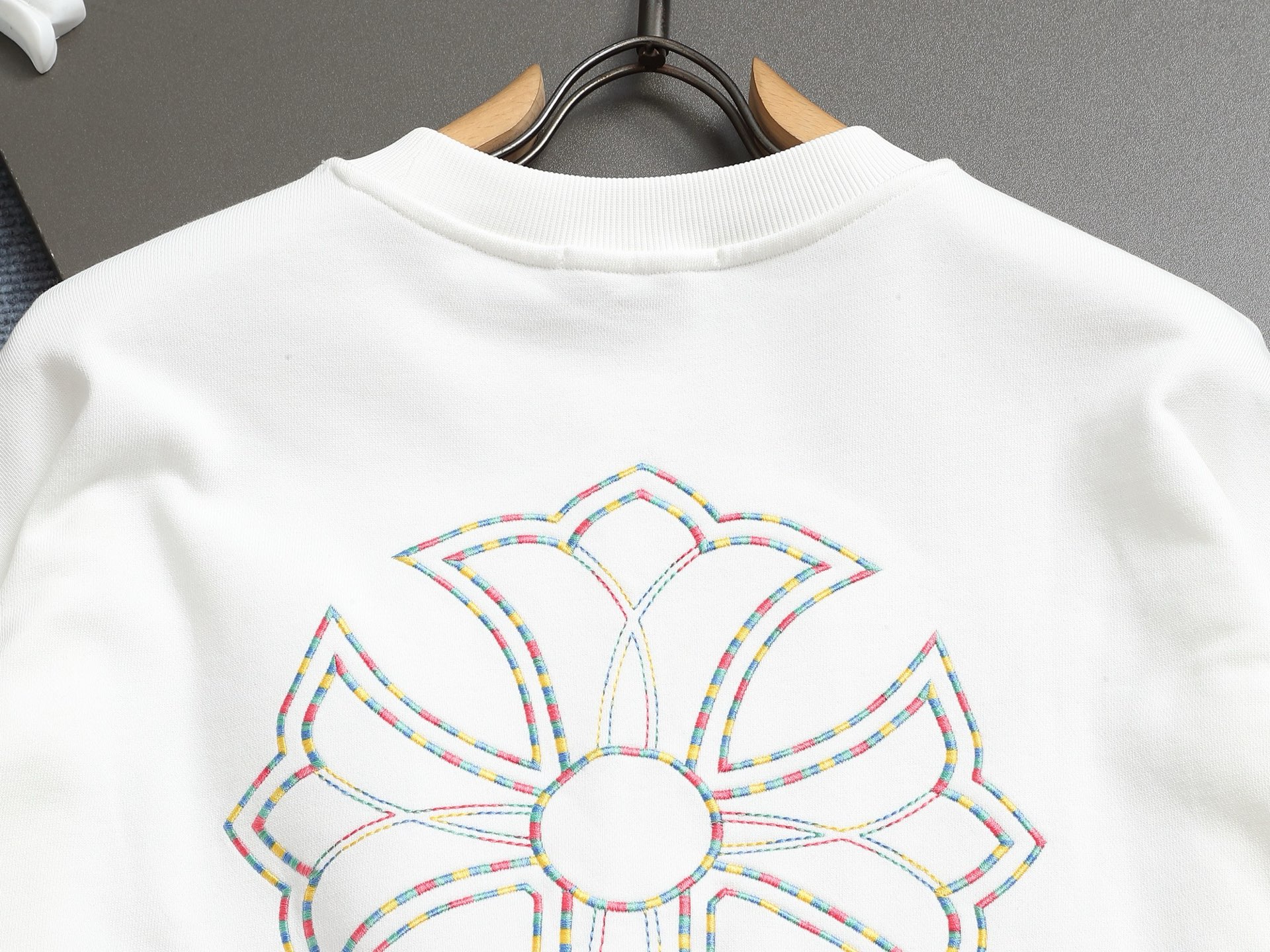 
Chrome hearts ch克罗心十字架马蹄LOGO
万针刺绣工艺圆领卫衣
版型大 宽松有型区别低