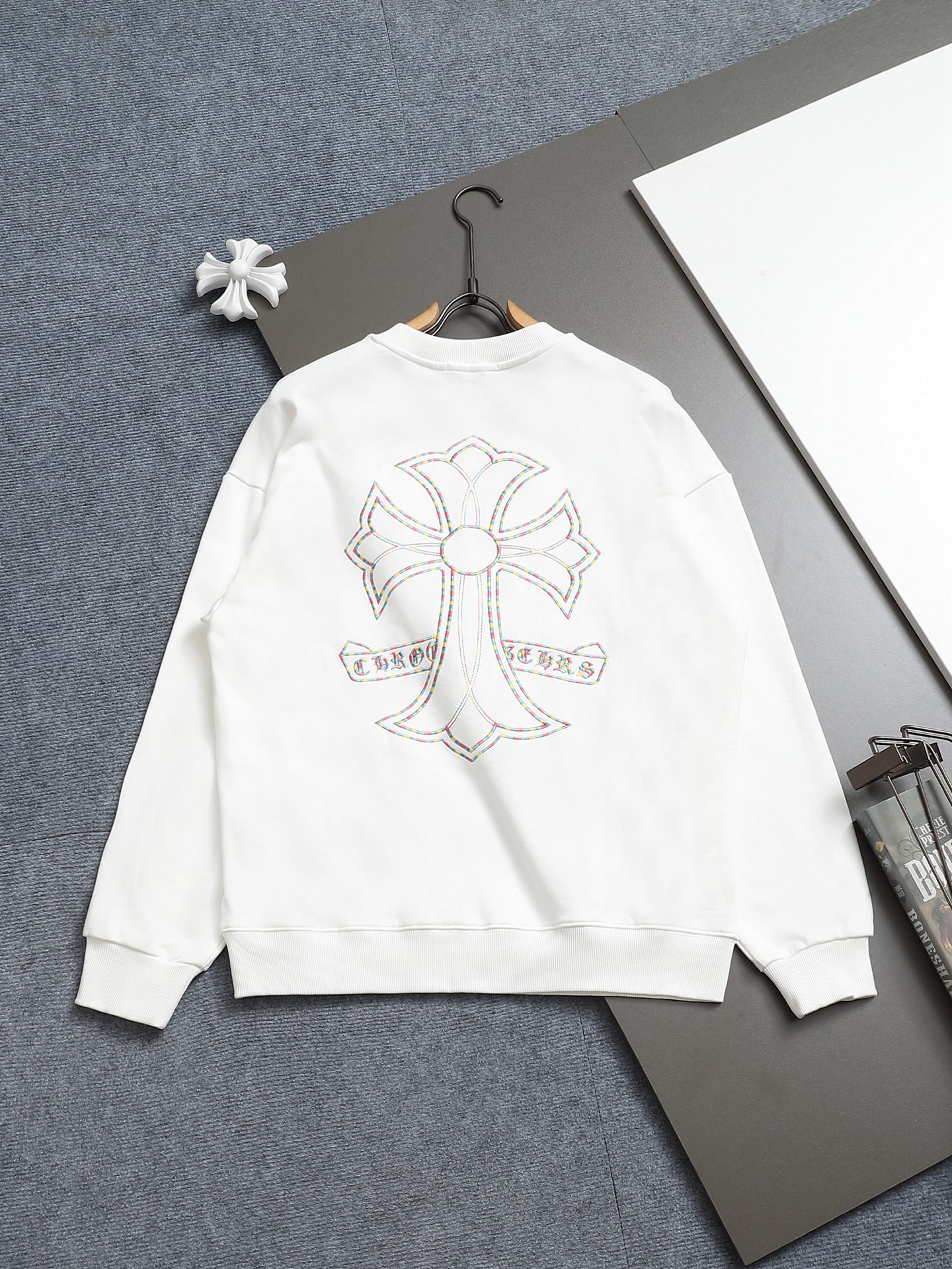 
Chrome hearts ch克罗心十字架马蹄LOGO
万针刺绣工艺圆领卫衣
版型大 宽松有型区别低