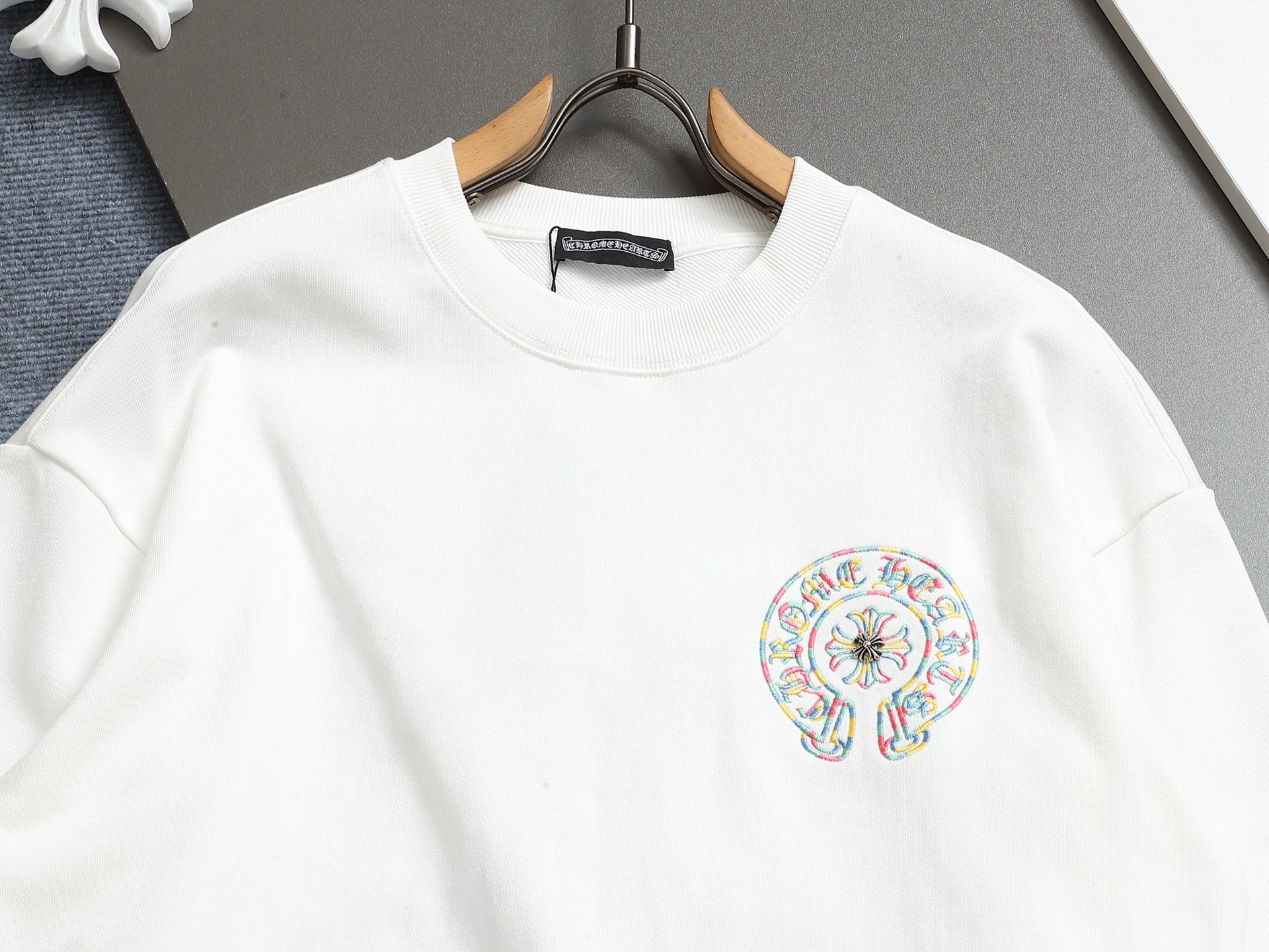 
Chrome hearts ch克罗心十字架马蹄LOGO
万针刺绣工艺圆领卫衣
版型大 宽松有型区别低