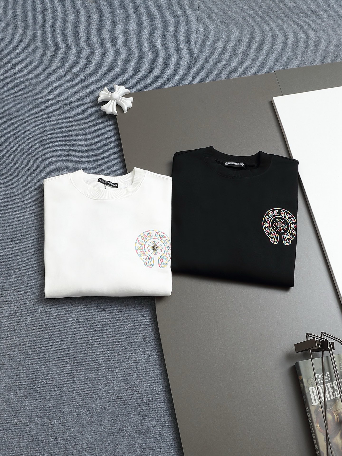 
Chrome hearts ch克罗心十字架马蹄LOGO
万针刺绣工艺圆领卫衣
版型大 宽松有型区别低