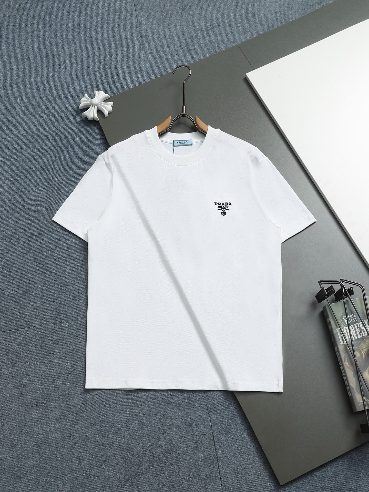 NO:601046,PRADA/Prada 260g round neck short-sleeved T-shirt with embroidered letter LOGO technology, official synchronization, high version, high quality, fashionable personality, versatile trend, pure original quality, original pique fabric, tag, collar label, washed wheat, complete three labels, color: black, white, navy blue, dark green, size S M L XL,, prada, prada, T-shirt, tees, t-shirt, alexander wang19860909PRADA/普拉达 260克圆领短袖T恤 刺绣字母LOGO工艺 官方同步 高版本 高品质 时尚个性 百搭潮流 纯原品质 原版珠地面料 吊牌 领标 水洗麦 三标齐全 颜色: 黑色.白色.藏蓝色 墨绿色 尺码S M L XL,,prada,prada,T-shirt,tees，t-shirt,alexander wang,Men's clothing