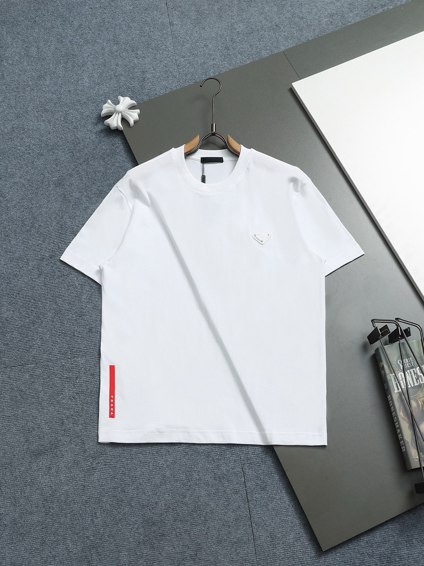 NO:601049,PRADA/Prada 260g round neck short-sleeved T-shirt, classic triangle logo LOGO metal craftsmanship, official synchronization, high version, high quality, fashionable personality, versatile trend, pure original quality, original pique fabric, hang tag, collar label, washed wheat, complete three labels, color: black, white. Size S M L XL,, prada, prada, T-shirt, tees, t-shirt, alexander wang19860909PRADA/普拉达 260克圆领短袖T恤 经典三角标LOGO金属工艺 官方同步 高版本 高品质 时尚个性 百搭潮流 纯原品质 原版珠地面料 吊牌 领标 水洗麦 三标齐全 颜色: 黑色.白色. 尺码S M L XL,,prada,prada,T-shirt,tees，t-shirt,alexander wang,Men's clothing