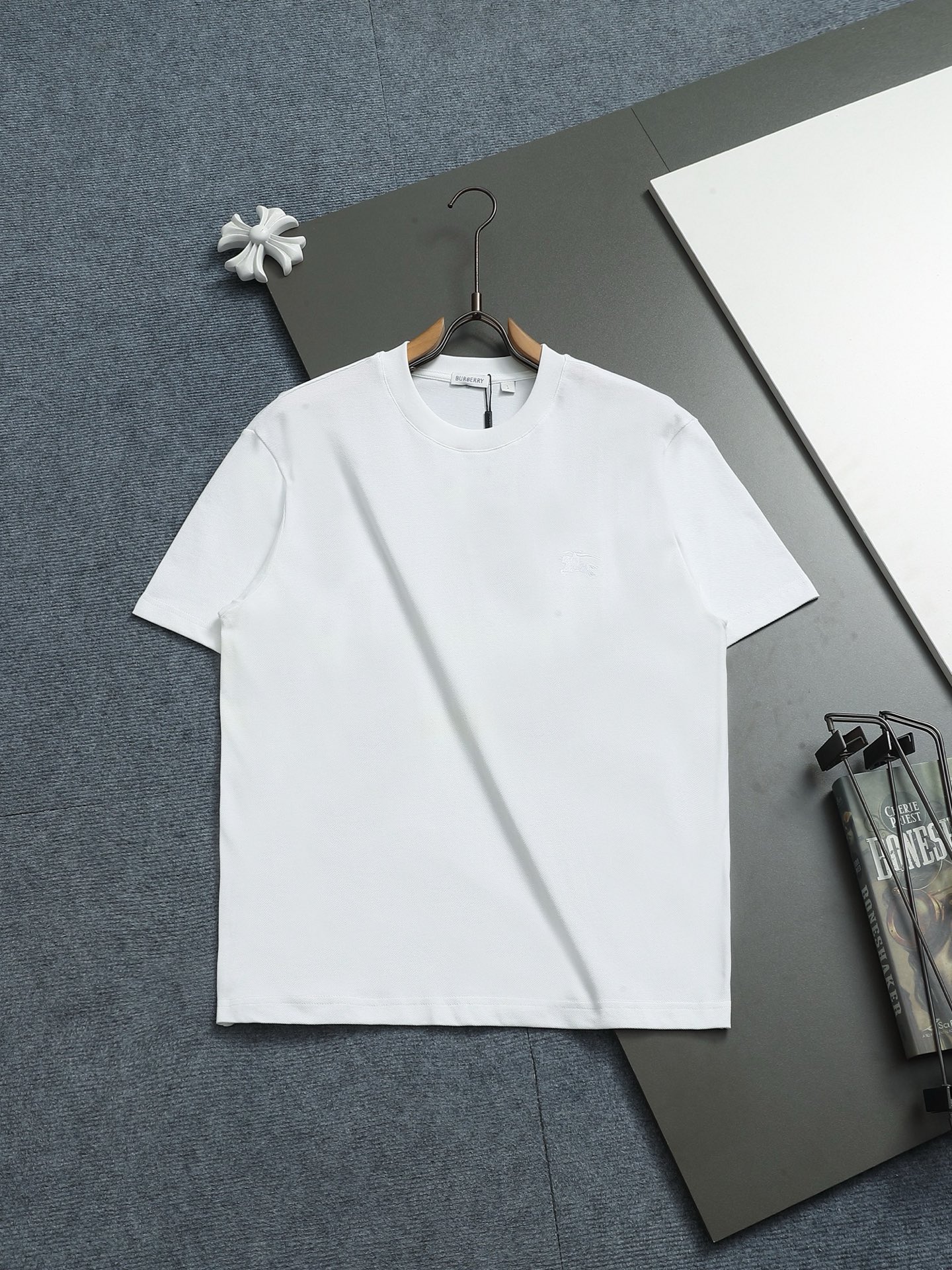 NO:644920,BURBERRY BURBERRY Burberry embroidered war horse, classic small logo upgrade, inspired by the 1980s retro, original pique fabric, official same style, short-sleeved T-shirt, customized 260 grams of vat-dyed fabric, very comfortable to touch, the latest brick cabinet synchronization for spring and summer, fashionable and personalized, super versatile and good-looking, very suitable for both men and women, a must-have style, tag, collar label, washed wheat, three labels complete, color: white, navy blue, army green  Size S M L XL,,burberry,burberry,T-shirt,tees,t-shirt,alexander wang19860909巴宝莉 BURBERRY BURBERRY 巴宝莉 刺绣战马 小Logo经典精致升级,灵感源自八十年代复古 原版珠地面料 官方同款 短袖T恤 定制260克同缸染面料 手感非常舒服  春夏最新砖柜同步 时尚又个性 超级百搭好看的一款 男女都非常合适 人手必备款 吊牌 领标 水洗麦 三标齐全 颜色: 白色 藏蓝色 军绿色 尺码S M L XL,,burberry,burberry,T-shirt,tees，t-shirt,alexander wang,Men's clothing