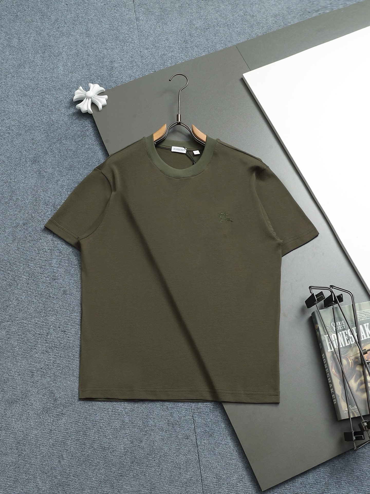 NO:601052,BURBERRY BURBERRY Burberry embroidered war horse, classic small logo upgrade, inspired by the 1980s retro, original pique fabric, official same style, short-sleeved T-shirt, customized 260 grams of vat-dyed fabric, very comfortable to touch, the latest brick cabinet synchronization for spring and summer, fashionable and personalized, super versatile and good-looking, very suitable for both men and women, a must-have style, tag, collar label, washed wheat, three labels complete, color: white, navy blue, army green  Size S M L XL,,burberry,burberry,T-shirt,tees,t-shirt,alexander wang19860909巴宝莉 BURBERRY BURBERRY 巴宝莉 刺绣战马 小Logo经典精致升级,灵感源自八十年代复古 原版珠地面料 官方同款 短袖T恤 定制260克同缸染面料 手感非常舒服  春夏最新砖柜同步 时尚又个性 超级百搭好看的一款 男女都非常合适 人手必备款 吊牌 领标 水洗麦 三标齐全 颜色: 白色 藏蓝色 军绿色 尺码S M L XL,,burberry,burberry,T-shirt,tees，t-shirt,alexander wang,Men's clothing