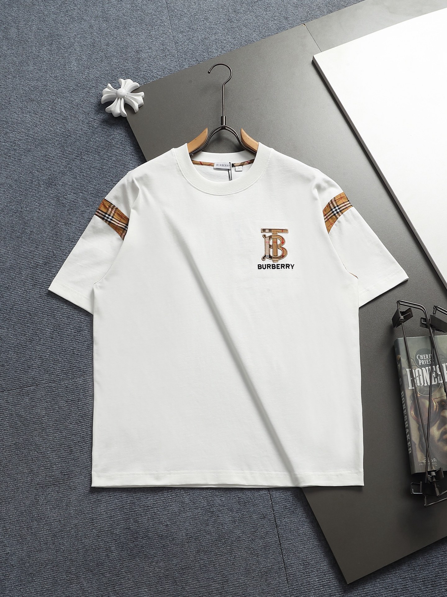 NO:622254,BURBERRY BURBERRY Burberry embroidery TB small logo classic exquisite upgrade, inspired by the 1980s retro original fabric official same style short-sleeved T-shirt customized 320 grams of vat-dyed fabric. Very comfortable to the touch. The latest brick cabinet synchronization for spring and summer. Fashionable and personalized. Super versatile and good-looking. Very suitable for both men and women. A must-have for everyone. Hang tag. Collar label. Washed wheat. Three labels are complete. Color: white black. Size S M L  XL,,burberry,burberry,T-shirt,tees,t-shirt,alexander wang19860909巴宝莉 BURBERRY BURBERRY 巴宝莉 刺绣TB 小Logo经典精致升级,灵感源自八十年代复古 原版面料 官方同款 短袖T恤 定制320克同缸染面料 手感非常舒服  春夏最新砖柜同步 时尚又个性 超级百搭好看的一款 男女都非常合适 人手必备款 吊牌 领标 水洗麦 三标齐全 颜色: 白色 黑色 尺码S M L XL,,burberry,burberry,T-shirt,tees，t-shirt,alexander wang,Men's clothing