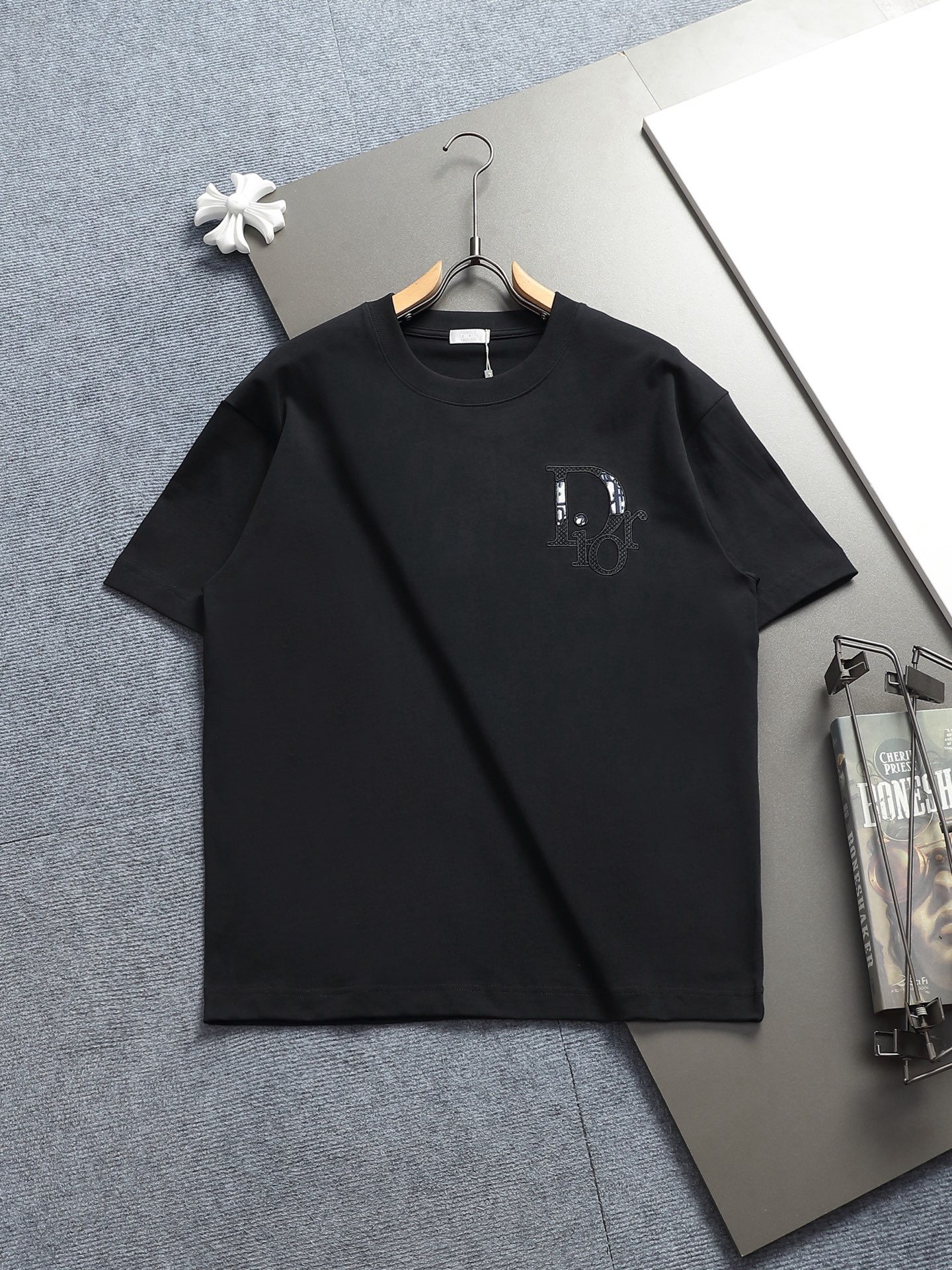 NO:622261,DIOR Dior CD letter Logo is exquisitely stitched and embroidered. Exquisitely upgraded, inspired by the retro of the 1980s. Original fabric. Official same style. Customized 320g vat-dyed fabric. Very comfortable to the touch. Latest brick cabinet synchronization for spring and summer. Fashionable and personalized. Super versatile and good-looking. Very suitable for both men and women. A must-have for everyone. Hang tag. Collar label. Washed wheat. Complete with three labels. Color: black white. Sizes S M L XL, dior, dior, alexander.  wang19860909DIOR迪奥 CD字母Logo标识精工拼接刺绣 精致升级,灵感源自八十年代复古 原版面料 官方同款 定制320克同缸染面料 手感非常舒服  春夏最新砖柜同步 时尚又个性 超级百搭好看的一款 男女都非常合适 人手必备款 吊牌 领标 水洗麦 三标齐全 颜色: 黑色 白色 尺码S M L XL,,dior,dior,alexander wang,Men's clothing