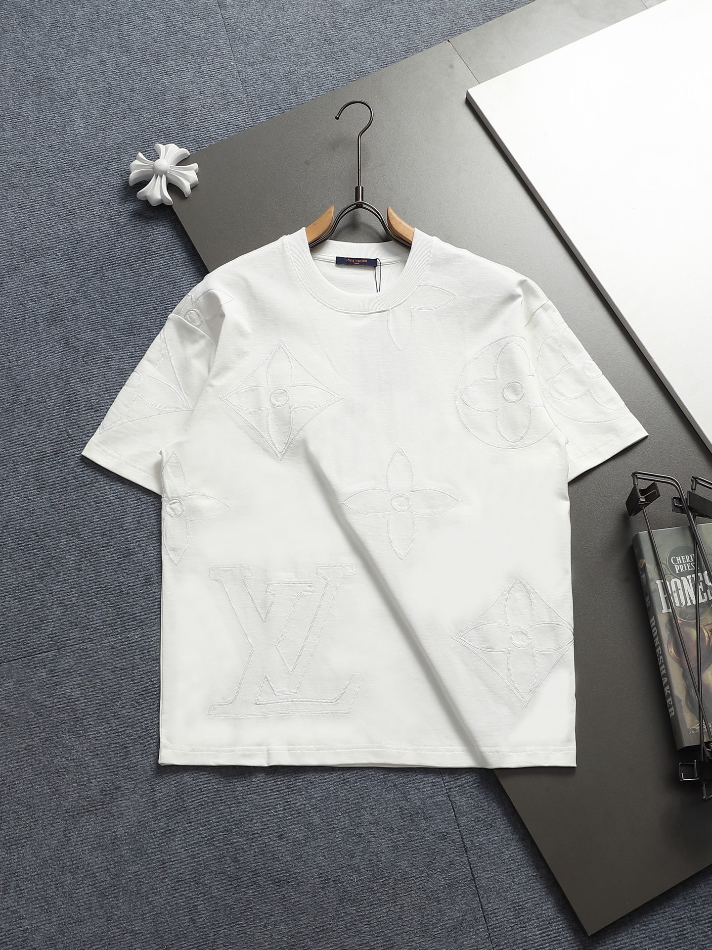 NO:622265,Louis Vuitton/Louis Vuitton Big Logo logo is exquisitely upgraded, inspired by the retro embroidery of the 1980s. Original fabric. Official same style. Short-sleeved T-shirt 320g. Same vat dyed fabric. Very comfortable to the touch. Latest brick cabinet synchronization for spring and summer. Fashionable and personalized. Super versatile and good-looking. Very suitable for both men and women. Must-have style. Hang tag. Collar label. Washed wheat. Complete with three labels. Color: black white. Size S M L XL, Louis Vuitton  vuitton,louis vuitton,T-shirt,tees,t-shirt,alexander wang19860909Louis Vuitton/路易威登 大Logo标识精致升级,灵感源自八十年代复古刺绣 原版面料 官方同款 短袖T恤320克 同缸染面料 手感非常舒服  春夏最新砖柜同步 时尚又个性 超级百搭好看的一款 男女都非常合适 人手必备款 吊牌 领标 水洗麦 三标齐全 颜色: 黑色 白色 尺码S M L XL,,louis vuitton,louis vuitton,T-shirt,tees，t-shirt,alexander wang,Men's clothing