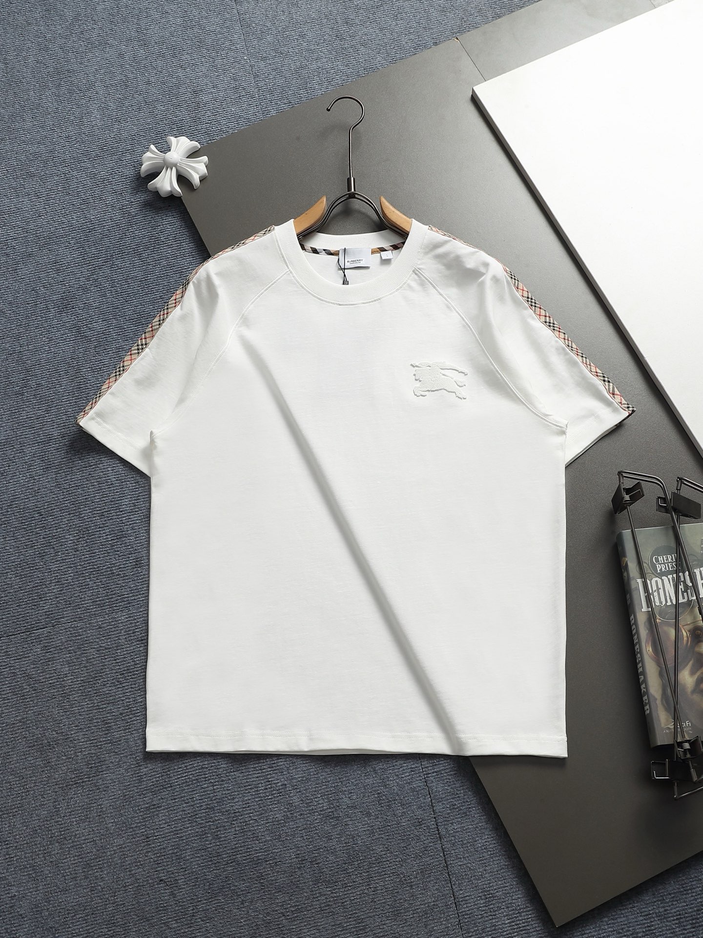 NO:622273,BURBERRY BURBERRY Burberry flocking war horse Small logo classic exquisite upgrade, inspired by the 1980s retro Original fabric Official same style Short-sleeved T-shirt Customized 320g vat-dyed fabric Very comfortable to the touch Latest brick cabinet synchronization for spring and summer Fashionable and individual  L XL,,burberry,burberry,T-shirt,tees,t-shirt,alexander wang19860909巴宝莉 BURBERRY BURBERRY 巴宝莉 植绒工艺战马 小Logo经典精致升级,灵感源自八十年代复古 原版面料 官方同款 短袖T恤 定制320克同缸染面料 手感非常舒服  春夏最新砖柜同步 时尚又个性 超级百搭好看的一款 男女都非常合适 人手必备款 吊牌 领标 水洗麦 三标齐全 颜色: 白色 黑色 尺码S M L XL,,burberry,burberry,T-shirt,tees，t-shirt,alexander wang,Men's clothing