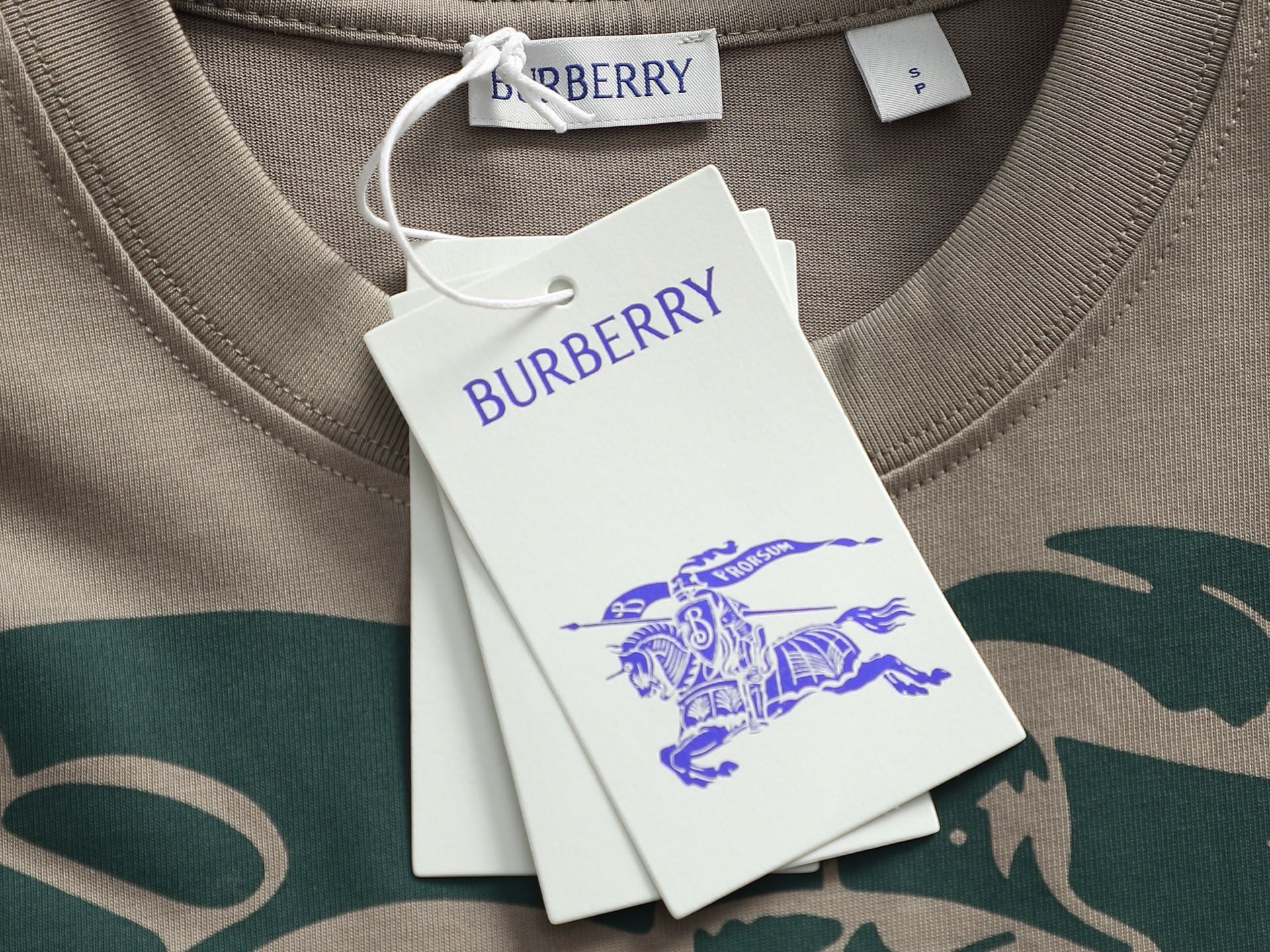 BURBERRY   BBR  巴宝莉  微宽版型XS-L新款独家限定 26年最新最顶级  经典战马胶印