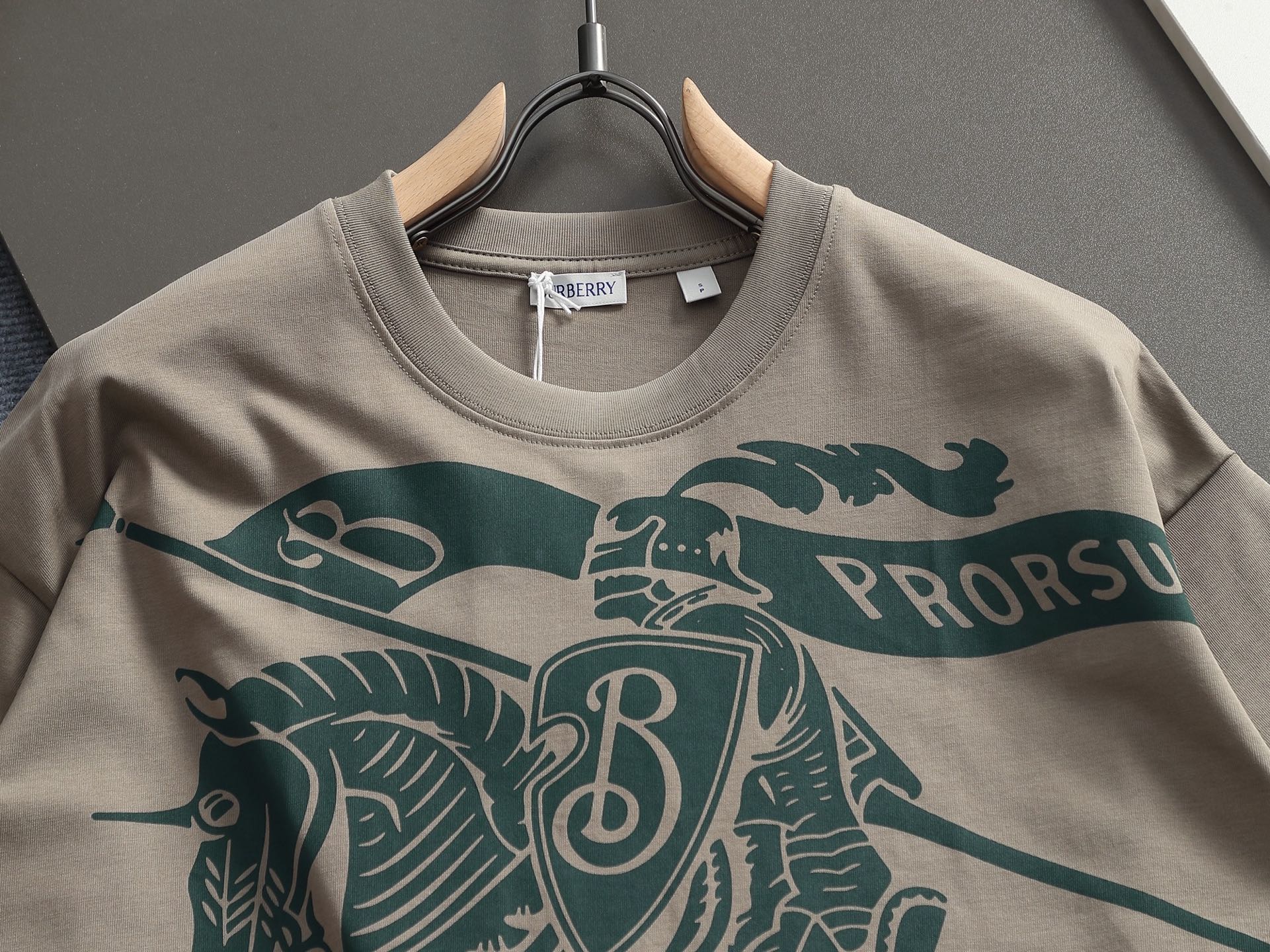 BURBERRY   BBR  巴宝莉  微宽版型XS-L新款独家限定 26年最新最顶级  经典战马胶印