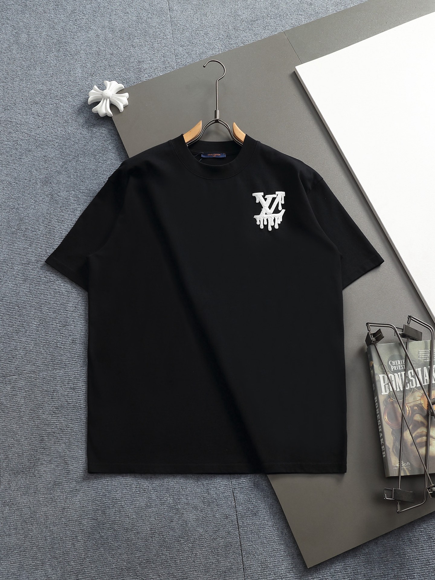 P100 Louis Vuitton 1V versión ligeramente ancha S M L XL 25SS 1V Camiseta de manga corta bordada con logo grande estilo…