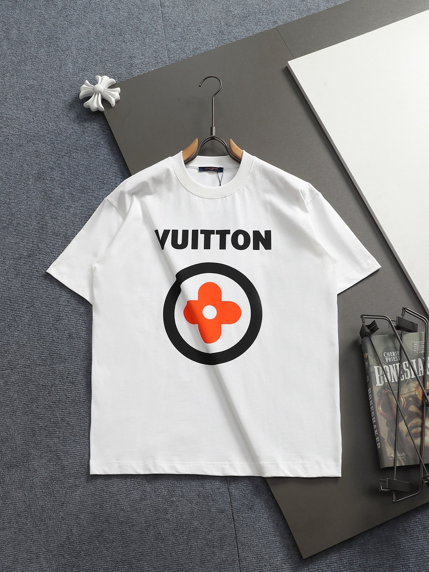 P85 Louis Vuitton 1V versión micro ancha S M L XL 26SS 1V Camiseta de manga corta con estampado de trébol de cuatro hoj…