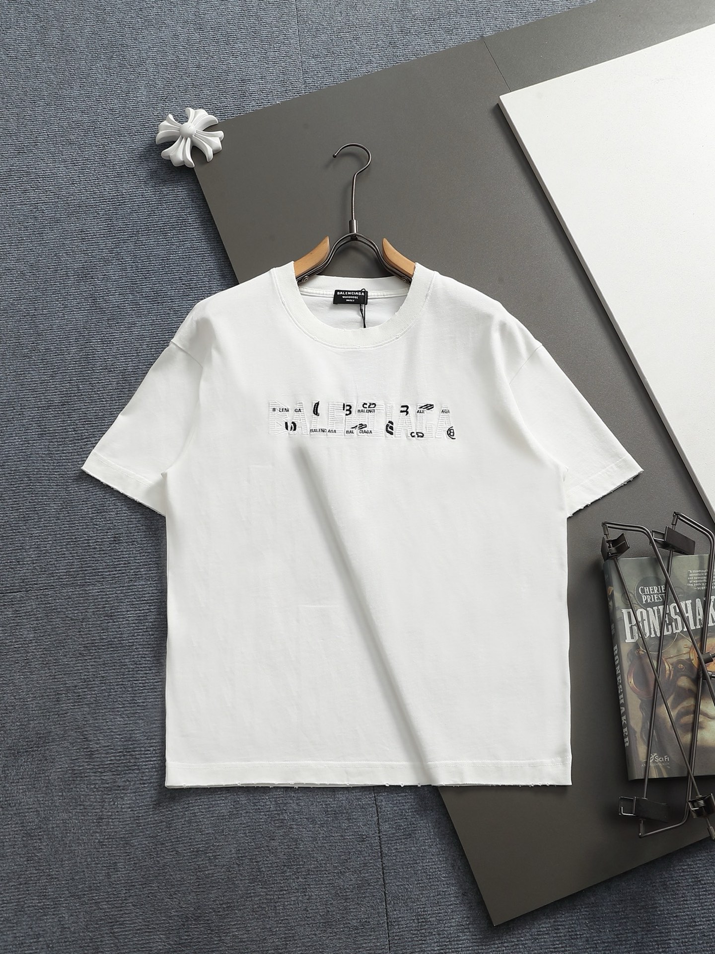 P100 BALENCIAGA París Balenciaga bordado de logo refinado, inspirado en el estilo retro de los años 80. Tela original, …