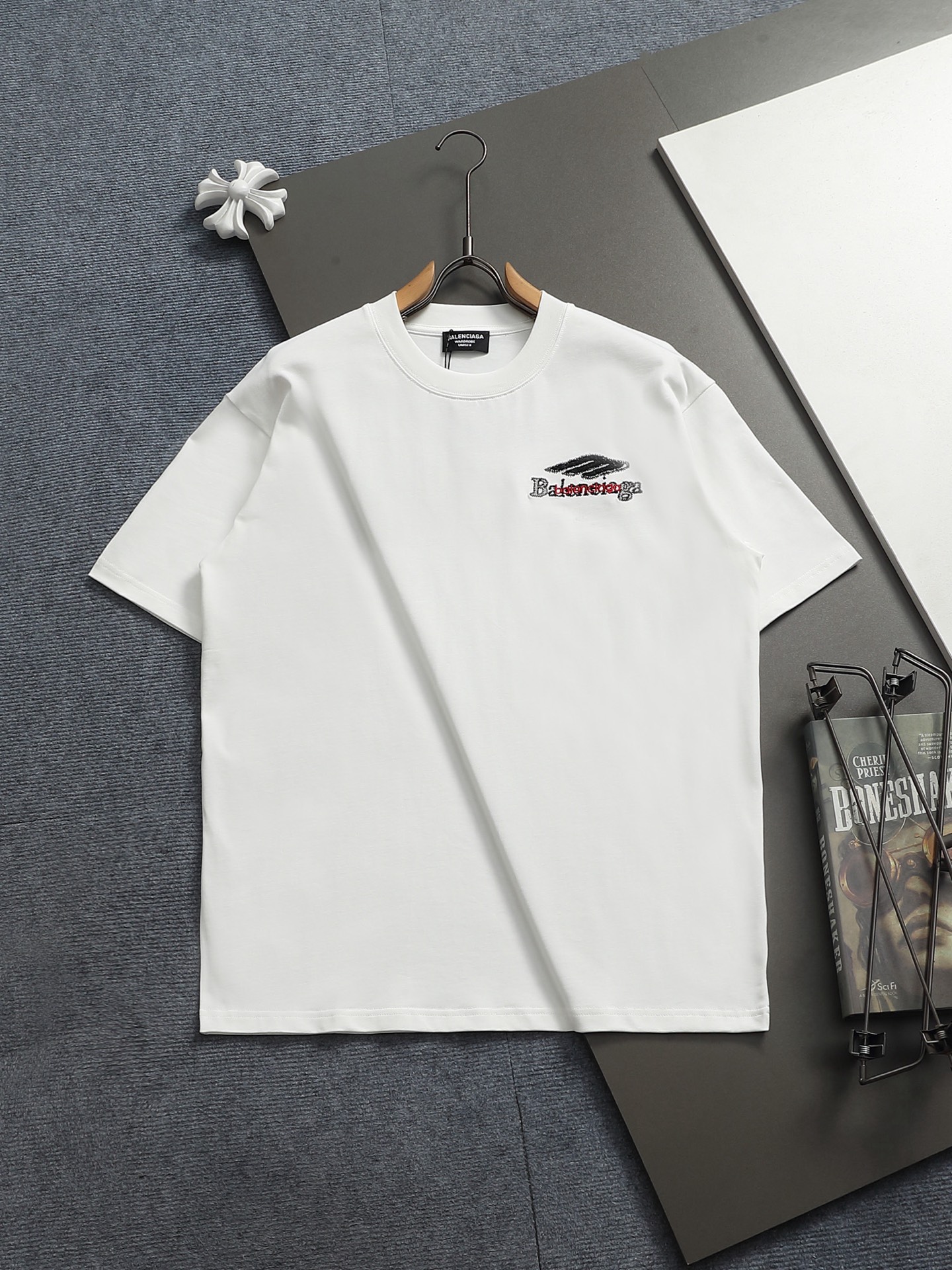 P100 BALENCIAGA París logo bordado con efecto fantasma, lavado y desgastado. Logotipo refinado, inspirado en el estilo …