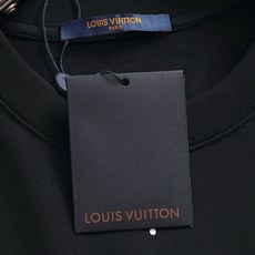 Louis Vuitton/路易威登 高级胸前印花工艺经典Logo标识精致升级,灵感源自八十年代复古刺绣 Louis Vuitton/路易威登 高级胸前印花工艺经典Logo标识精致升级,灵感源自八十年代复古刺绣