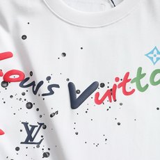 Louis Vuitton/路易威登 高级胸前印花工艺经典Logo标识精致升级,灵感源自八十年代复古刺绣 Louis Vuitton/路易威登 高级胸前印花工艺经典Logo标识精致升级,灵感源自八十年代复古刺绣