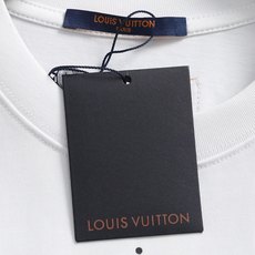 Louis Vuitton/路易威登 高级胸前印花工艺经典Logo标识精致升级,灵感源自八十年代复古刺绣 Louis Vuitton/路易威登 高级胸前印花工艺经典Logo标识精致升级,灵感源自八十年代复古刺绣