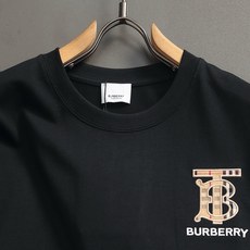 巴宝莉 BURBERRYBURBERRY 巴宝莉 刺绣TB小Logo经典精致升级,灵感源自八十年代复古原 巴宝莉 BURBERRYBURBERRY 巴宝莉 刺绣TB小Logo经典精致升级,灵感源自八十年代复古原