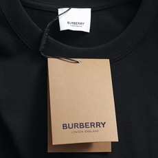 巴宝莉 BURBERRYBURBERRY 巴宝莉 刺绣TB小Logo经典精致升级,灵感源自八十年代复古原 巴宝莉 BURBERRYBURBERRY 巴宝莉 刺绣TB小Logo经典精致升级,灵感源自八十年代复古原