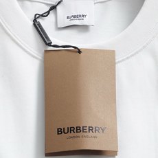 巴宝莉 BURBERRYBURBERRY 巴宝莉 刺绣TB小Logo经典精致升级,灵感源自八十年代复古原 巴宝莉 BURBERRYBURBERRY 巴宝莉 刺绣TB小Logo经典精致升级,灵感源自八十年代复古原