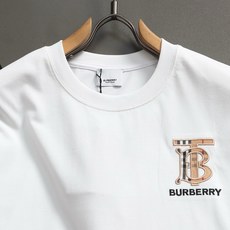 巴宝莉 BURBERRYBURBERRY 巴宝莉 刺绣TB小Logo经典精致升级,灵感源自八十年代复古原 巴宝莉 BURBERRYBURBERRY 巴宝莉 刺绣TB小Logo经典精致升级,灵感源自八十年代复古原