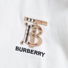 巴宝莉 BURBERRYBURBERRY 巴宝莉 刺绣TB小Logo经典精致升级,灵感源自八十年代复古原 巴宝莉 BURBERRYBURBERRY 巴宝莉 刺绣TB小Logo经典精致升级,灵感源自八十年代复古原