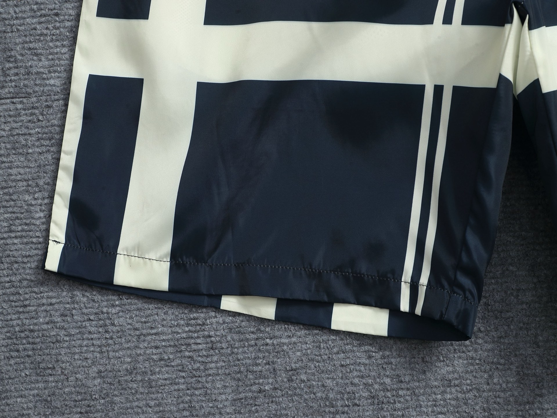 Burberry BURBERRY 巴宝莉25ss 速干沙滩裤短裤 ～采用速干面料精心制作 饰以同色调提花图案