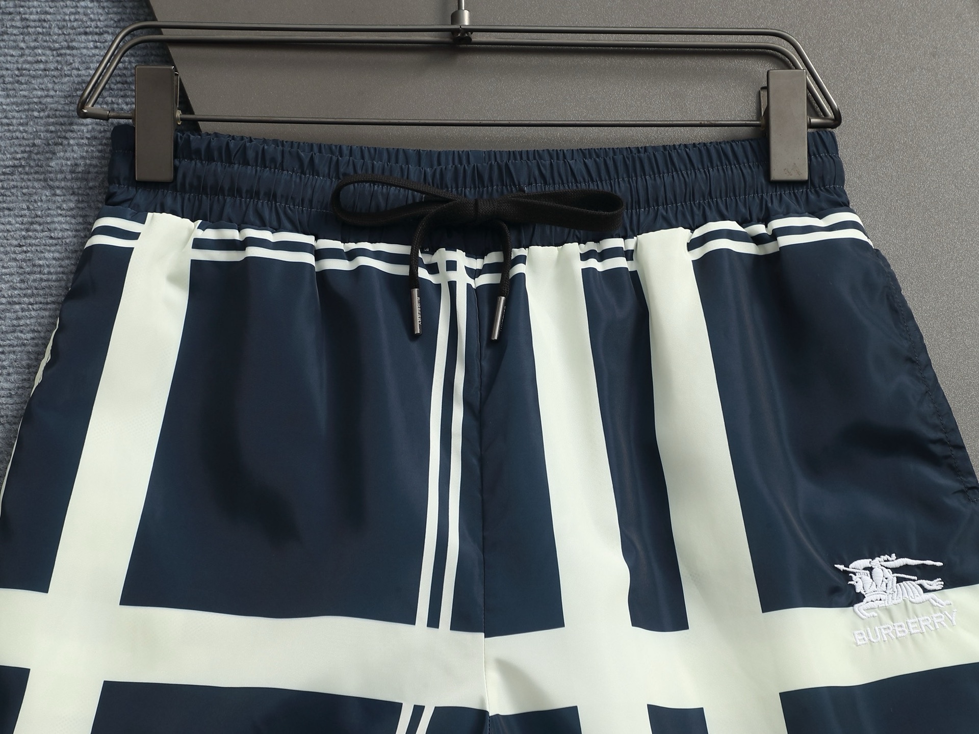 Burberry BURBERRY 巴宝莉25ss 速干沙滩裤短裤 ～采用速干面料精心制作 饰以同色调提花图案