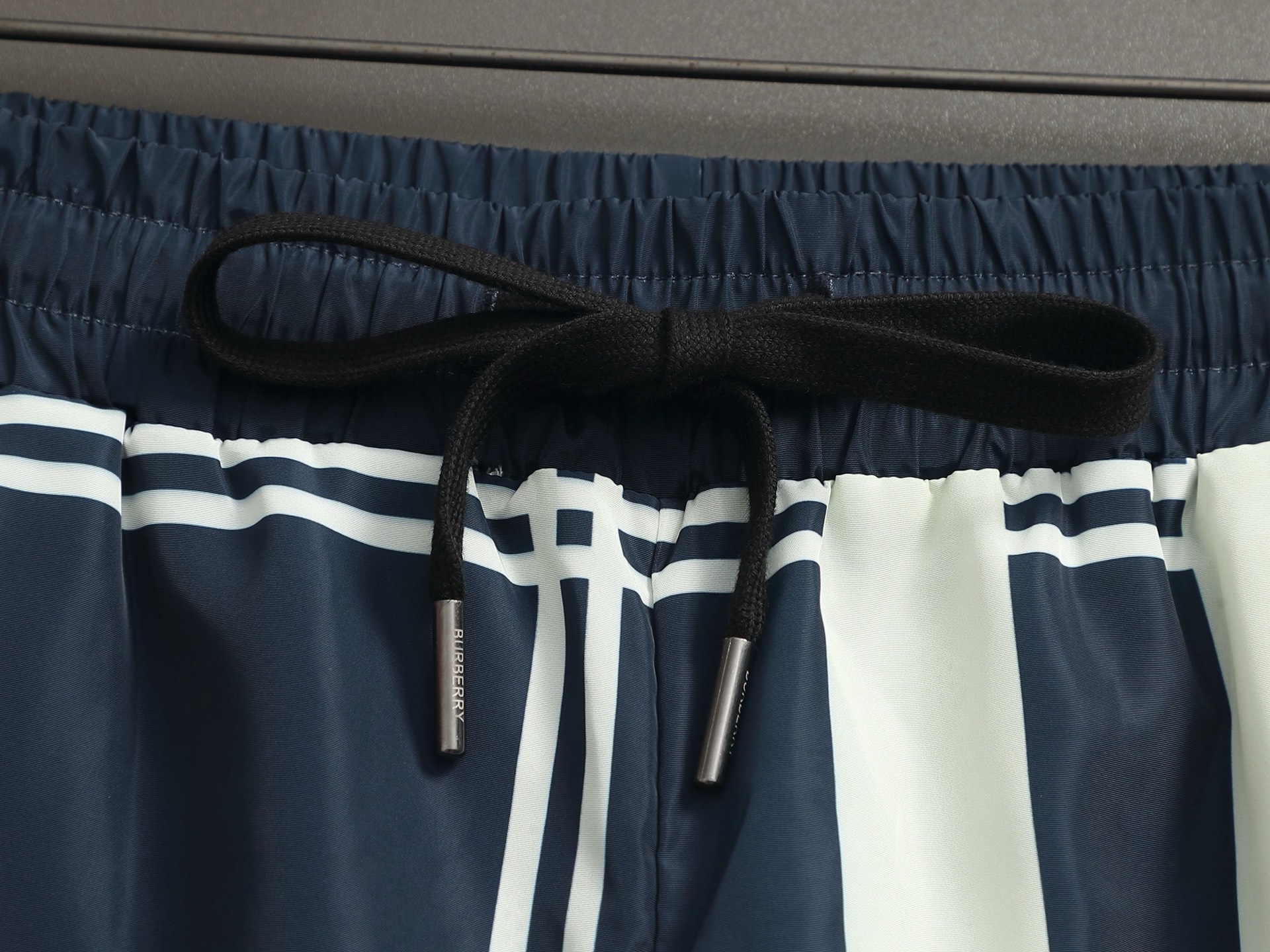 Burberry BURBERRY 巴宝莉25ss 速干沙滩裤短裤 ～采用速干面料精心制作 饰以同色调提花图案