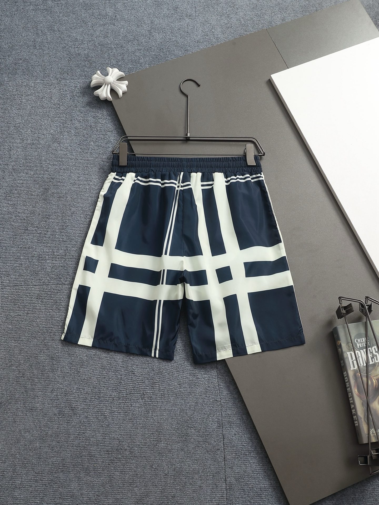 Burberry BURBERRY 巴宝莉25ss 速干沙滩裤短裤 ～采用速干面料精心制作 饰以同色调提花图案
