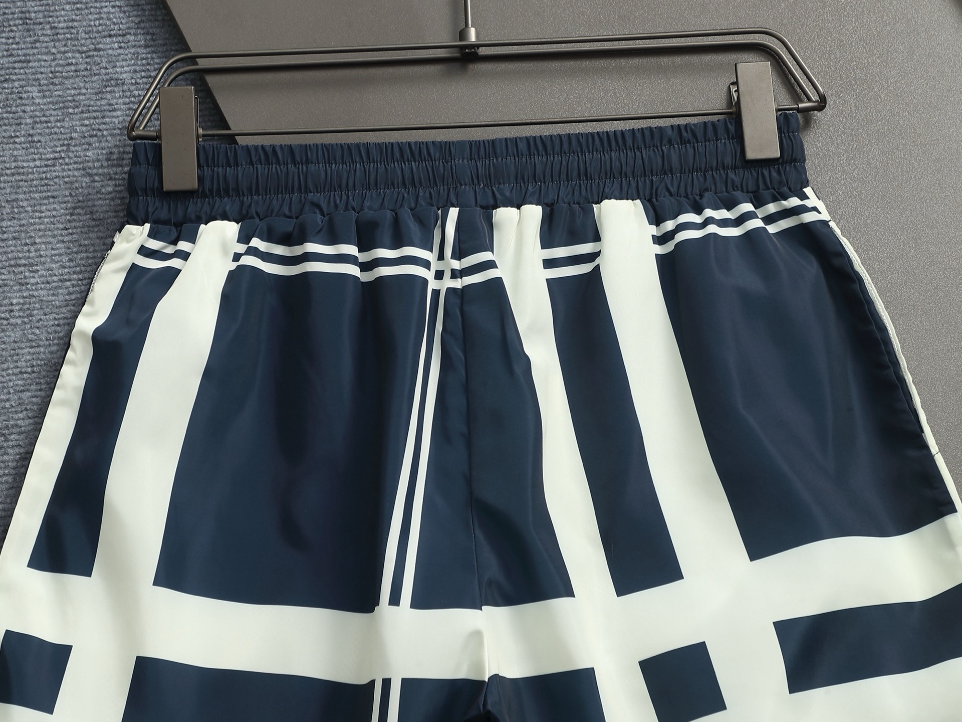 Burberry BURBERRY 巴宝莉25ss 速干沙滩裤短裤 ～采用速干面料精心制作 饰以同色调提花图案