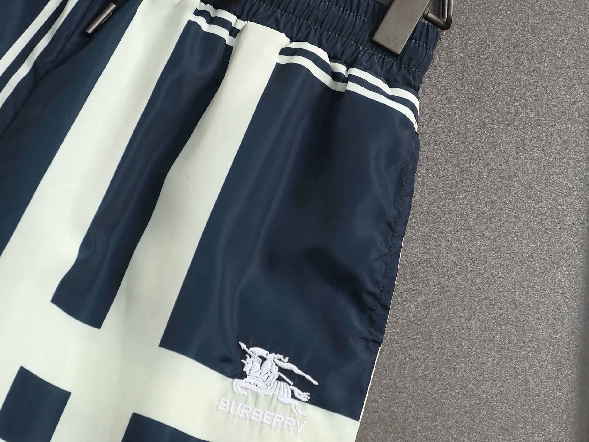 Burberry BURBERRY 巴宝莉25ss 速干沙滩裤短裤 ～采用速干面料精心制作 饰以同色调提花图案