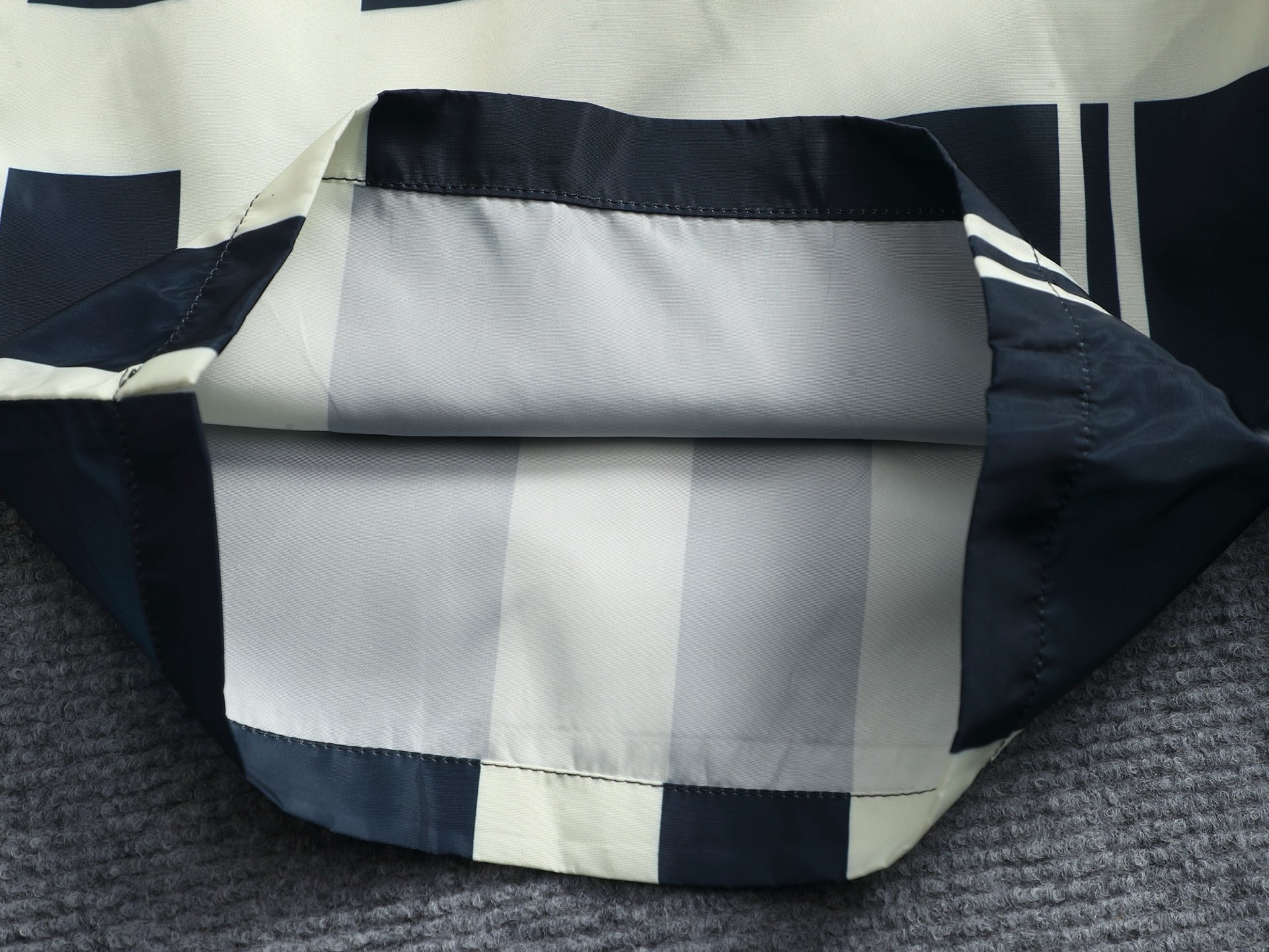 Burberry BURBERRY 巴宝莉25ss 速干沙滩裤短裤 ～采用速干面料精心制作 饰以同色调提花图案