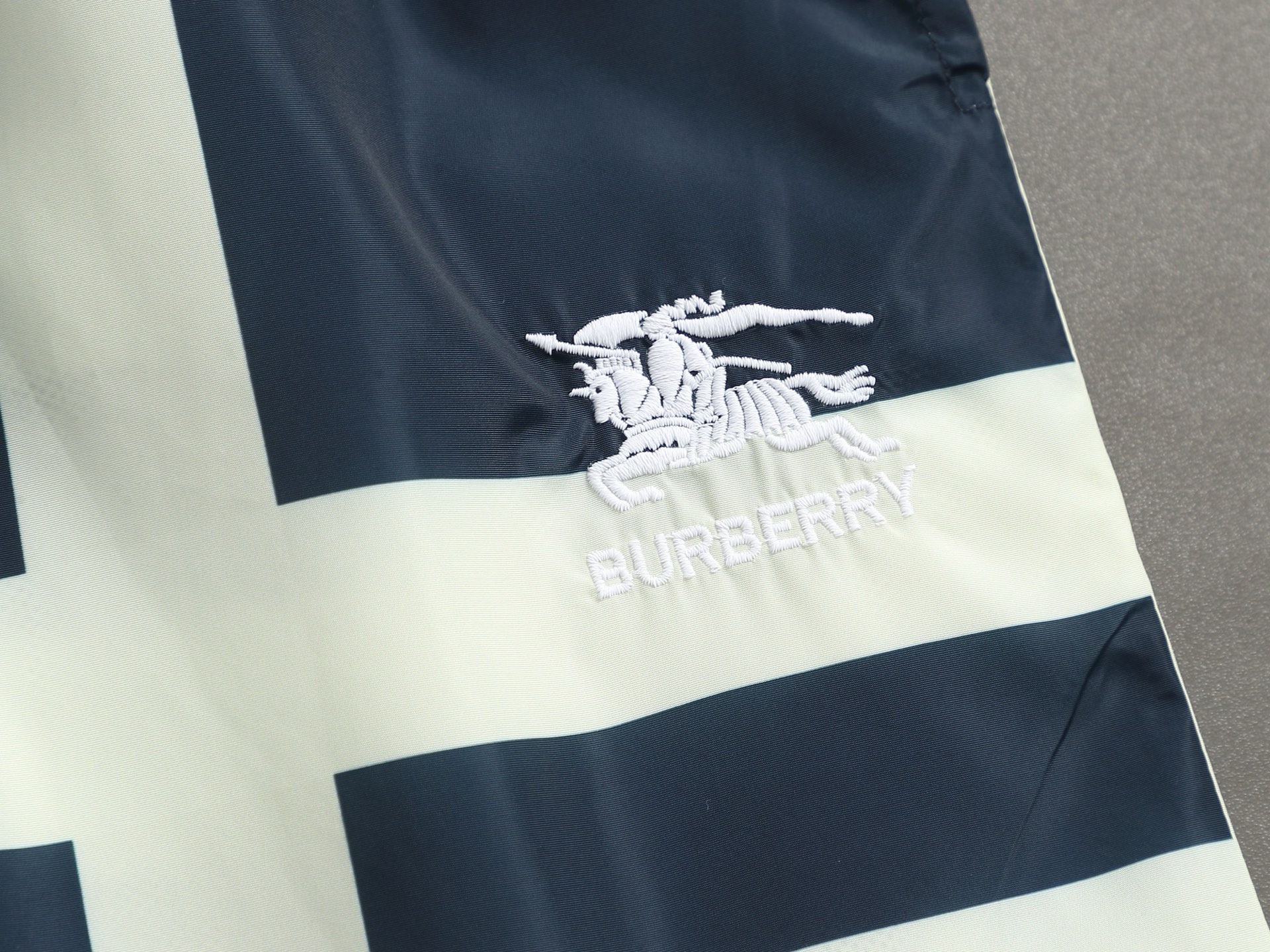 Burberry BURBERRY 巴宝莉25ss 速干沙滩裤短裤 ～采用速干面料精心制作 饰以同色调提花图案