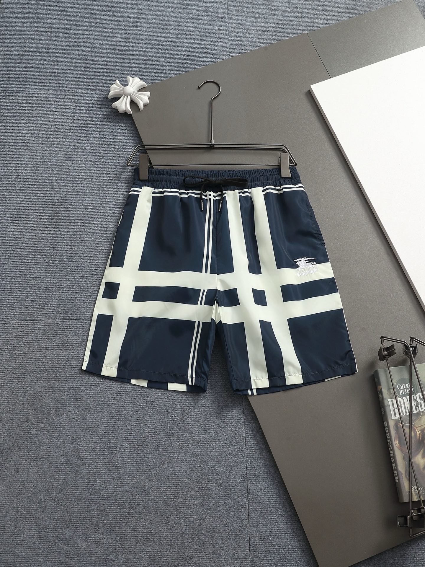 Burberry BURBERRY 巴宝莉25ss 速干沙滩裤短裤 ～采用速干面料精心制作 饰以同色调提花图案