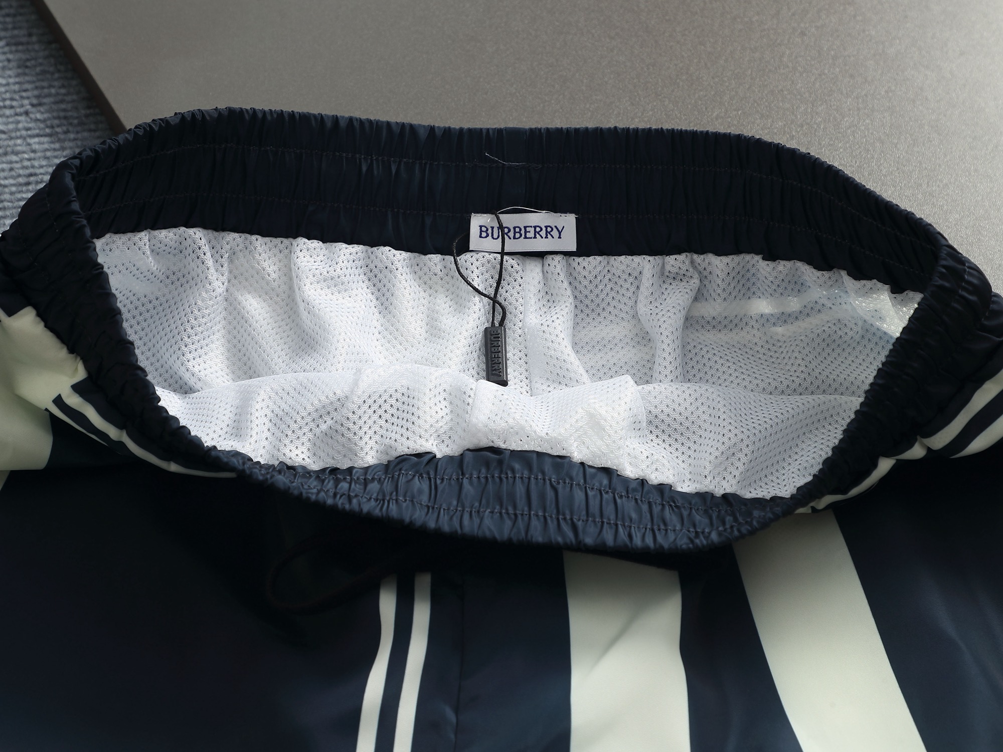 Burberry BURBERRY 巴宝莉25ss 速干沙滩裤短裤 ～采用速干面料精心制作 饰以同色调提花图案