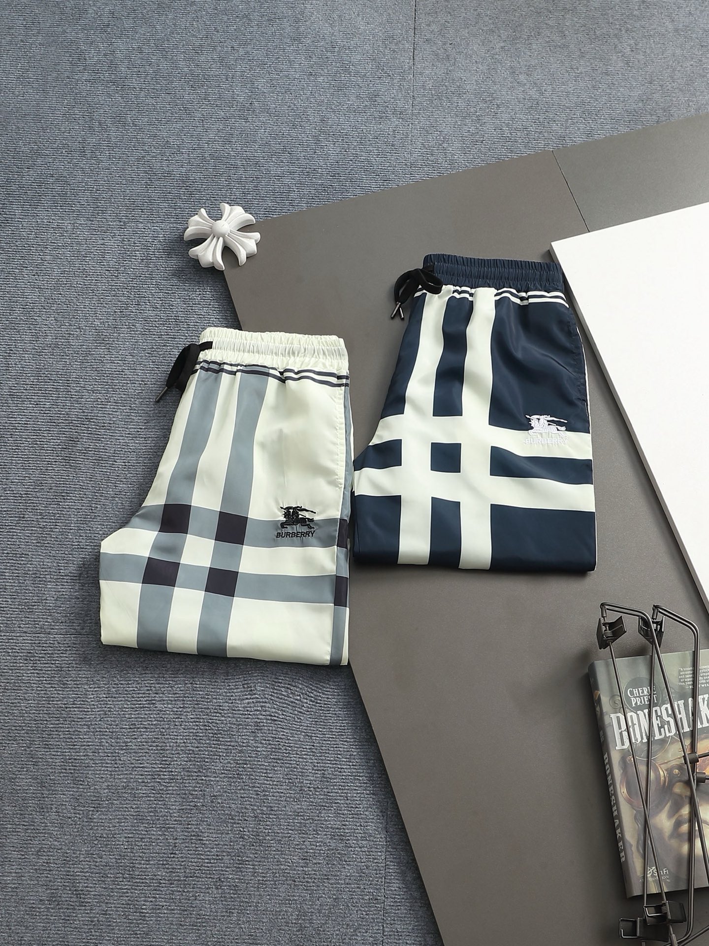 Burberry BURBERRY 巴宝莉25ss 速干沙滩裤短裤 ～采用速干面料精心制作 饰以同色调提花图案