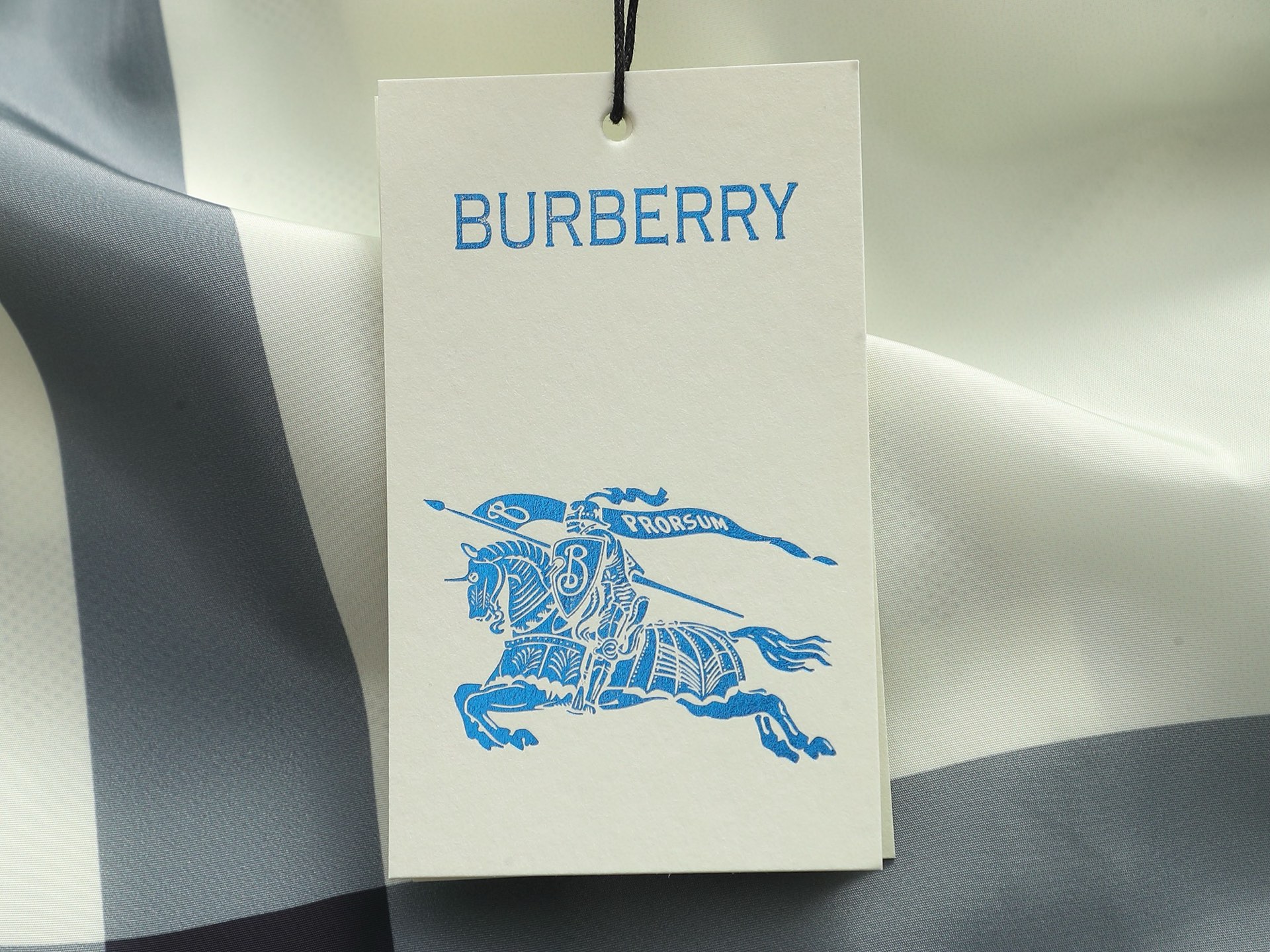 Burberry BURBERRY 巴宝莉25ss 速干沙滩裤短裤 ～采用速干面料精心制作 饰以同色调提花图案