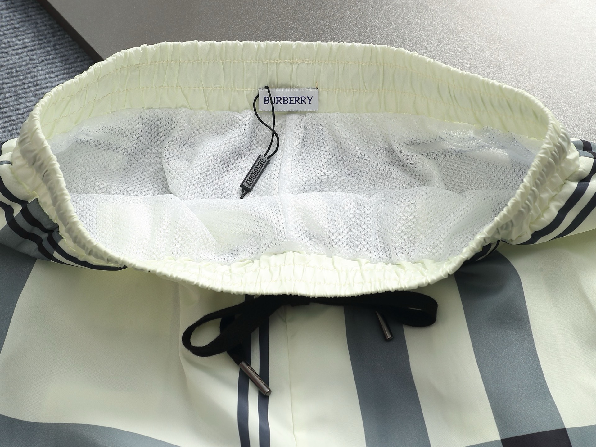 Burberry BURBERRY 巴宝莉25ss 速干沙滩裤短裤 ～采用速干面料精心制作 饰以同色调提花图案