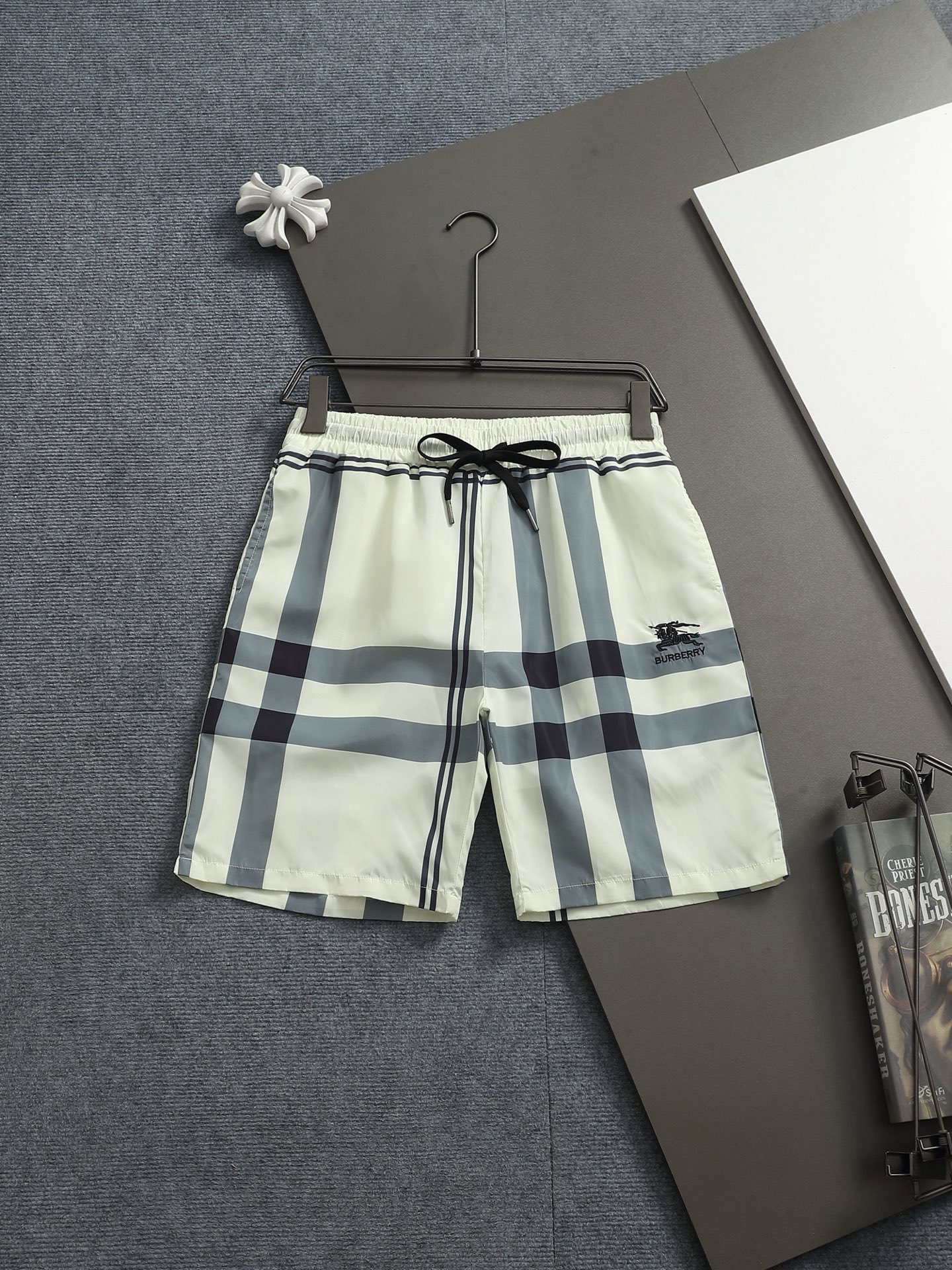 Burberry BURBERRY 巴宝莉25ss 速干沙滩裤短裤 ～采用速干面料精心制作 饰以同色调提花图案