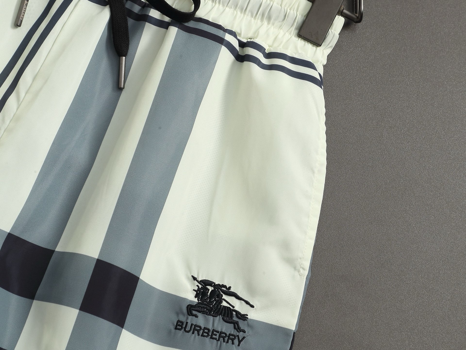 Burberry BURBERRY 巴宝莉25ss 速干沙滩裤短裤 ～采用速干面料精心制作 饰以同色调提花图案