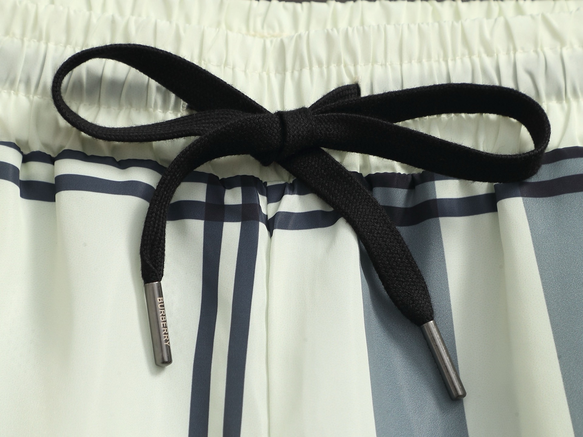 Burberry BURBERRY 巴宝莉25ss 速干沙滩裤短裤 ～采用速干面料精心制作 饰以同色调提花图案