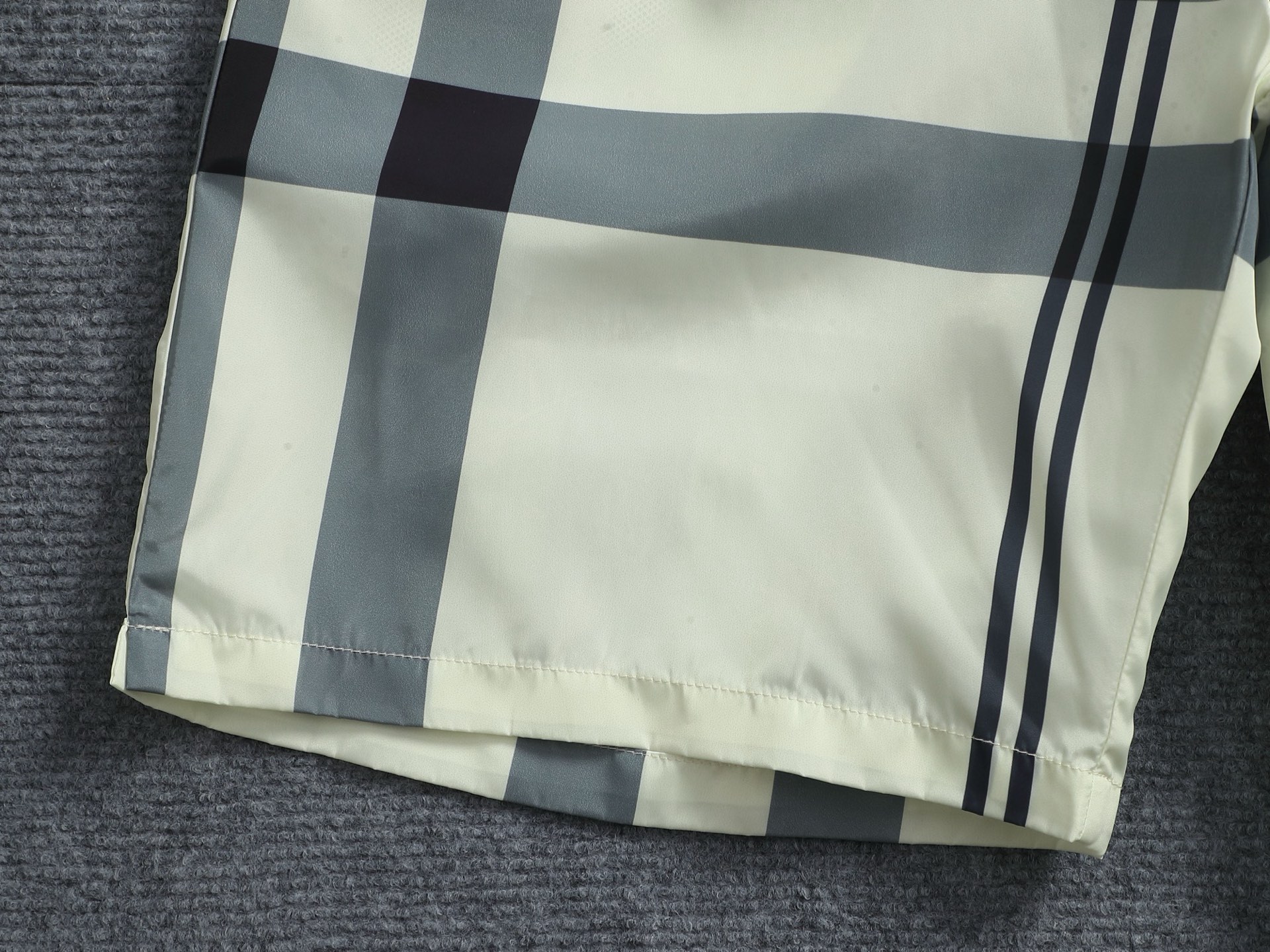 Burberry BURBERRY 巴宝莉25ss 速干沙滩裤短裤 ～采用速干面料精心制作 饰以同色调提花图案