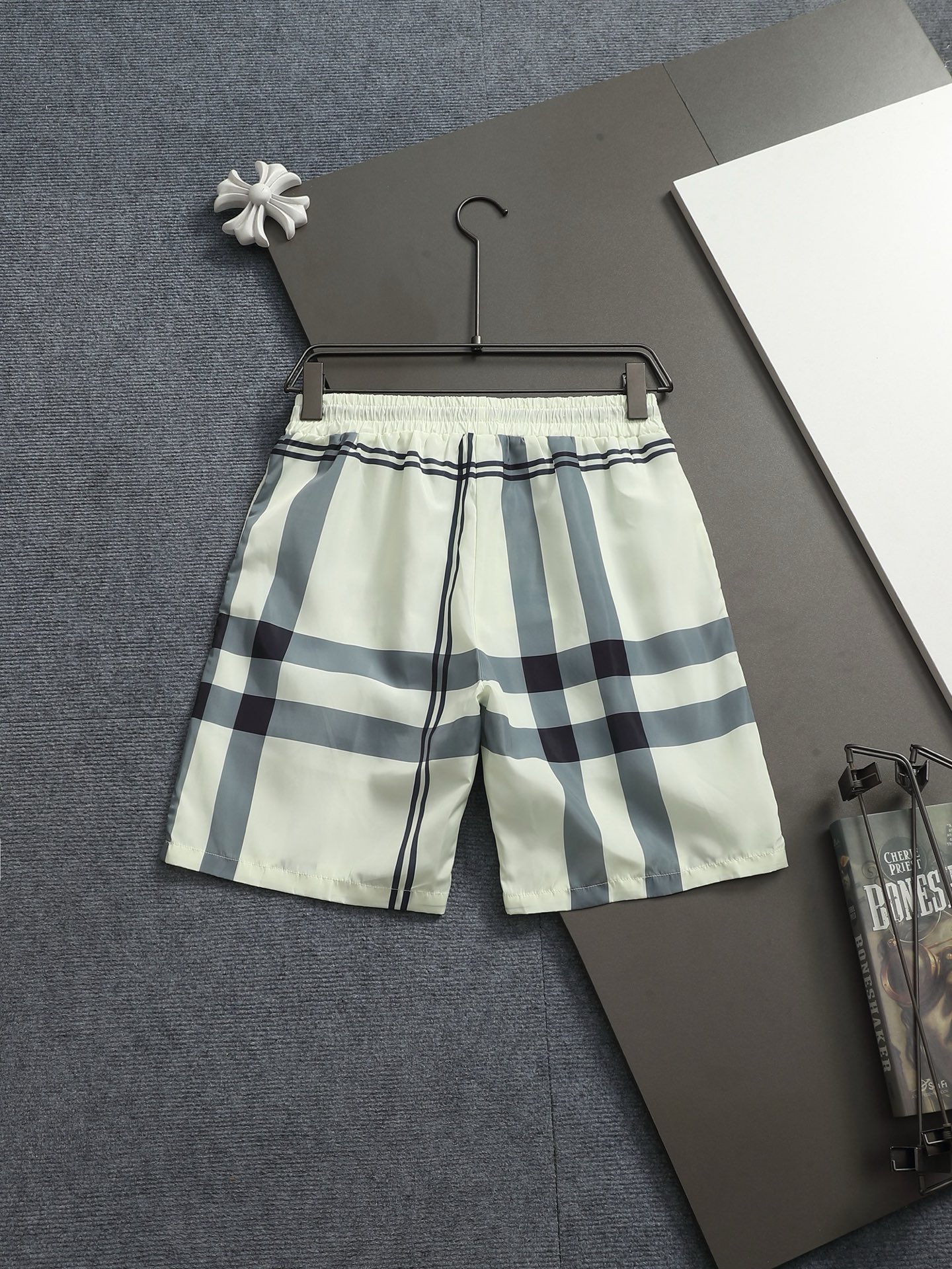 Burberry BURBERRY 巴宝莉25ss 速干沙滩裤短裤 ～采用速干面料精心制作 饰以同色调提花图案