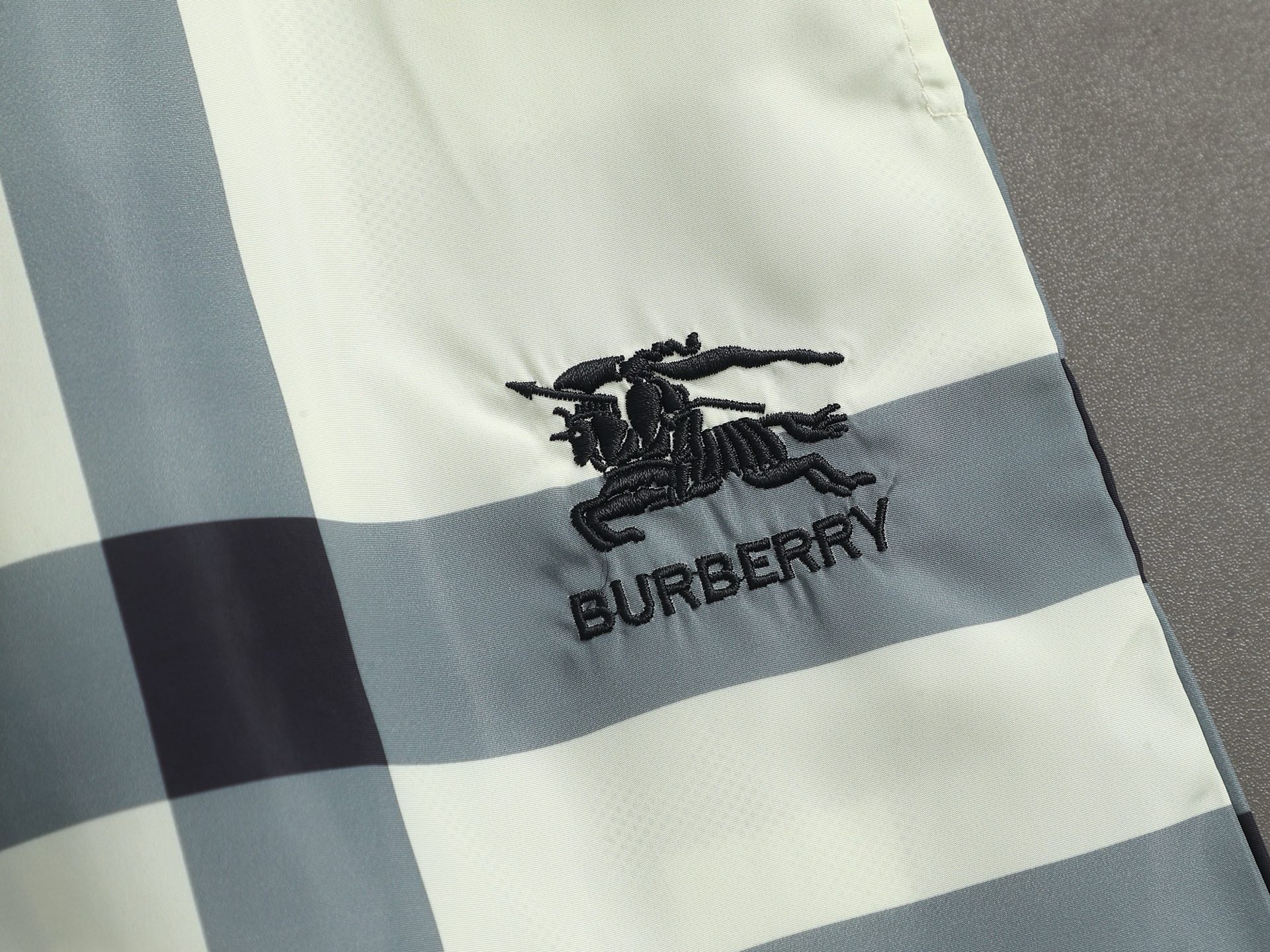 Burberry BURBERRY 巴宝莉25ss 速干沙滩裤短裤 ～采用速干面料精心制作 饰以同色调提花图案