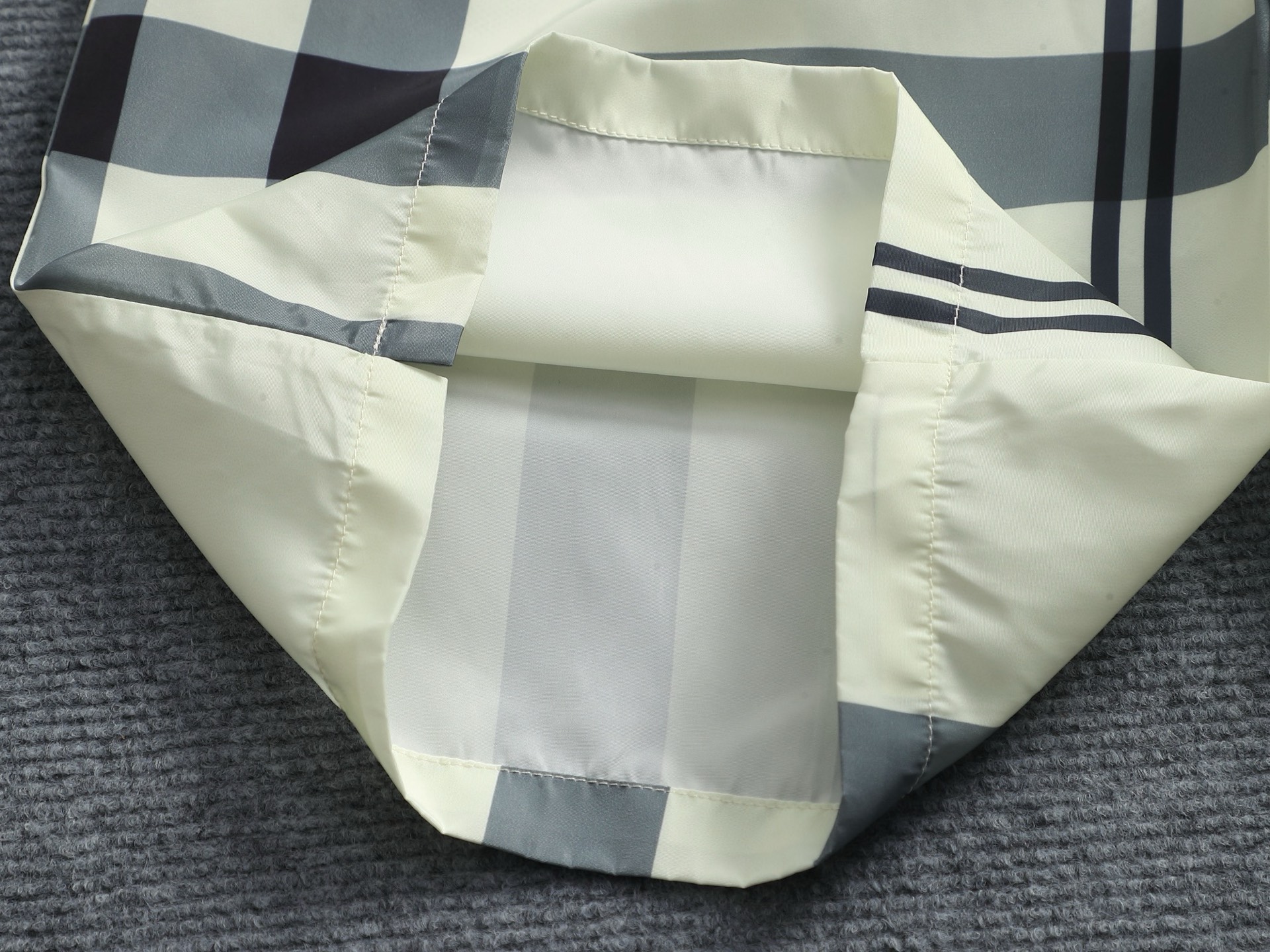 Burberry BURBERRY 巴宝莉25ss 速干沙滩裤短裤 ～采用速干面料精心制作 饰以同色调提花图案