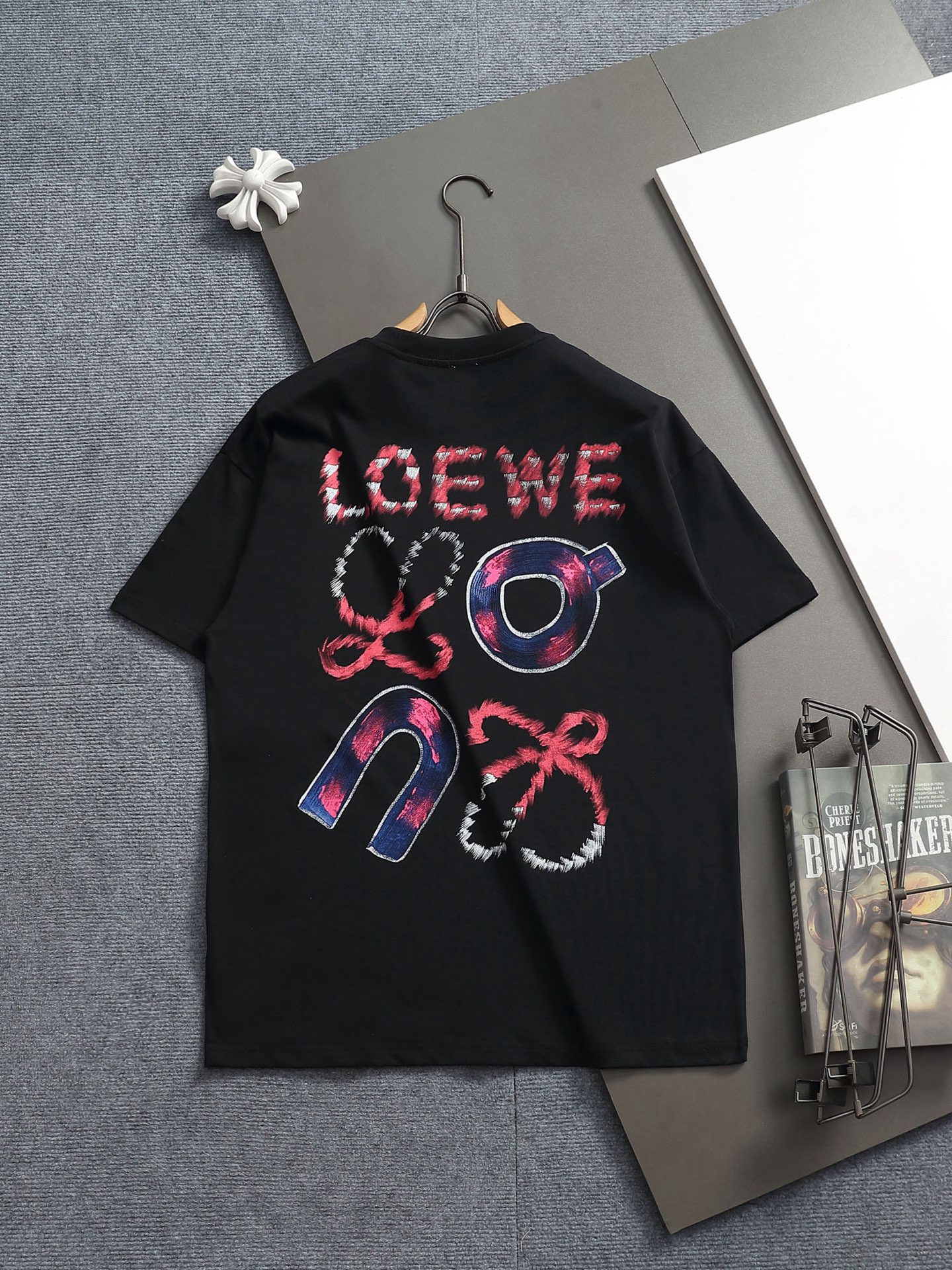 Loewe LOEW 罗意威字母印花圆领短袖，纯棉质平纹针织圆领短袖，正面 LOEWE 字母LOGO 图案印花