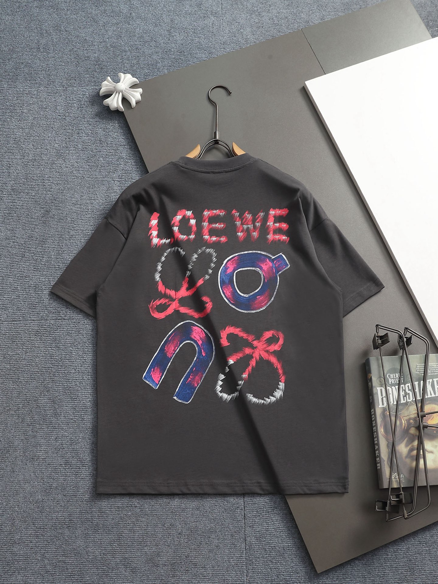 Loewe LOEW 罗意威字母印花圆领短袖，纯棉质平纹针织圆领短袖，正面 LOEWE 字母LOGO 图案印花