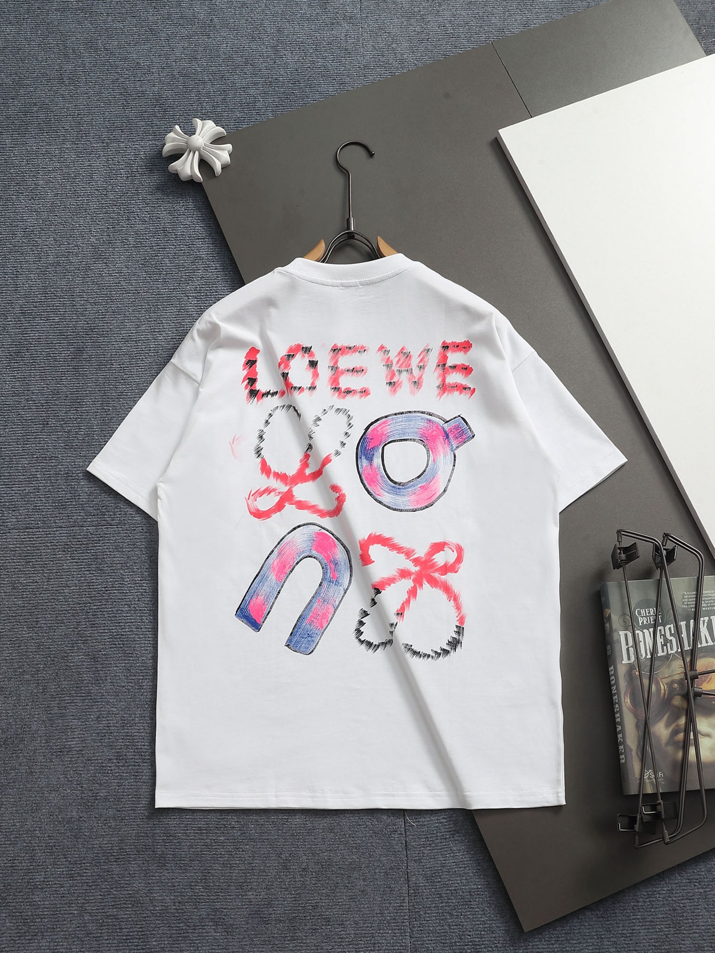 Loewe LOEW 罗意威字母印花圆领短袖，纯棉质平纹针织圆领短袖，正面 LOEWE 字母LOGO 图案印花